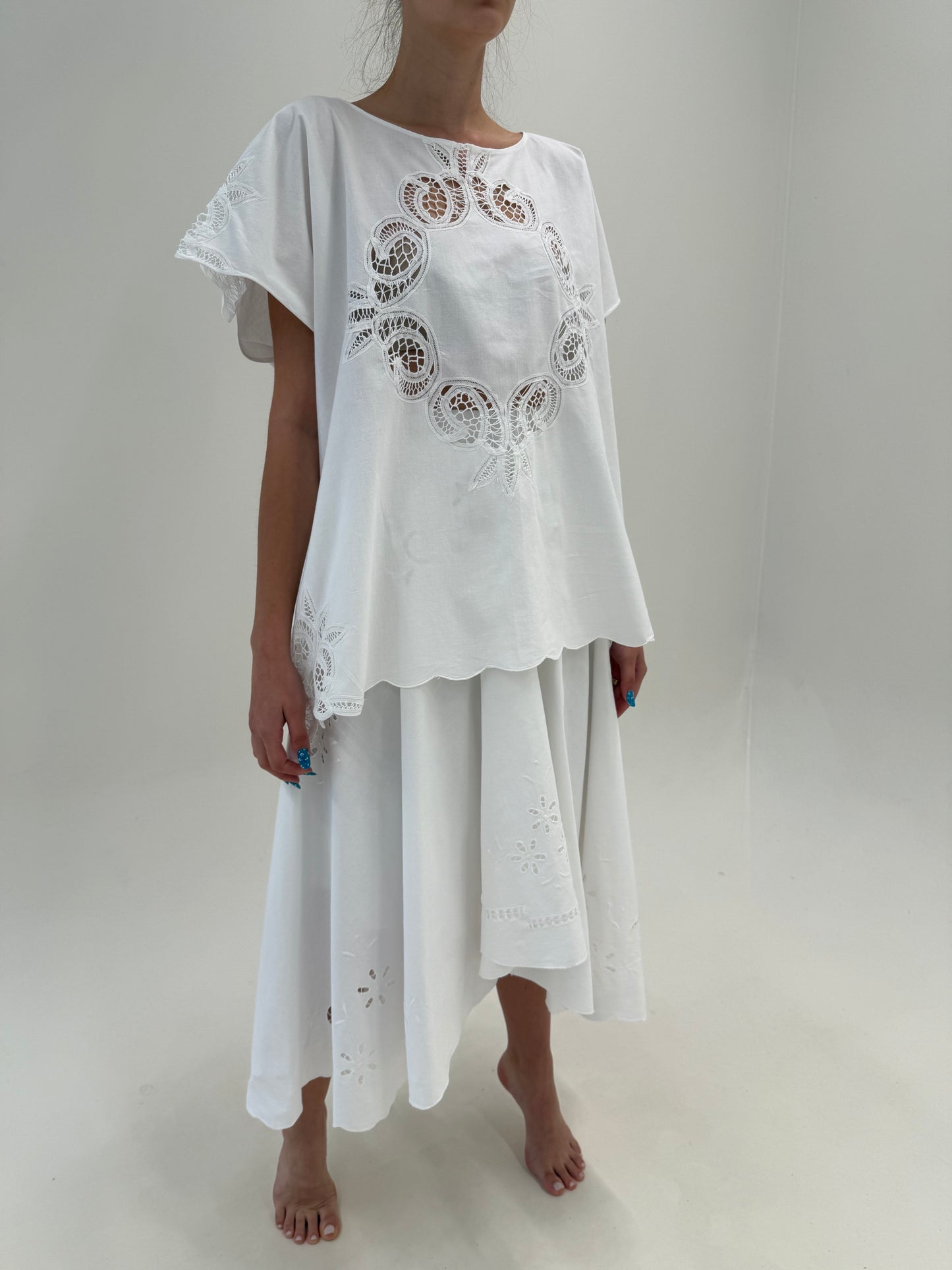 Fustă ultra chic bijuteriecu broderie manuală din pânză fină în croi mai lung la spate