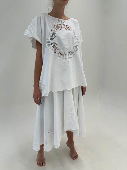 Fustă ultra chic bijuteriecu broderie manuală din pânză fină în croi mai lung la spate