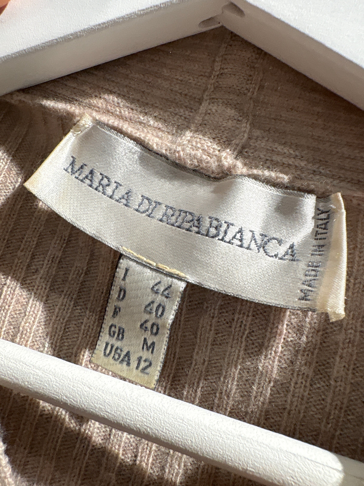 Pulover nude italian cambrat petite din lana merino extrafina excepțională