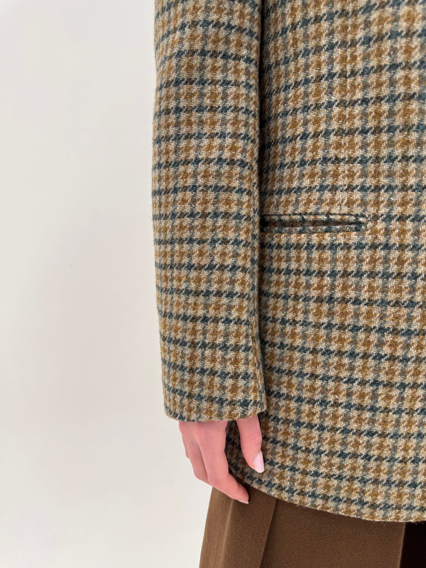 Sacou din tweed de lana pura extrafina în combinație clasică de culori