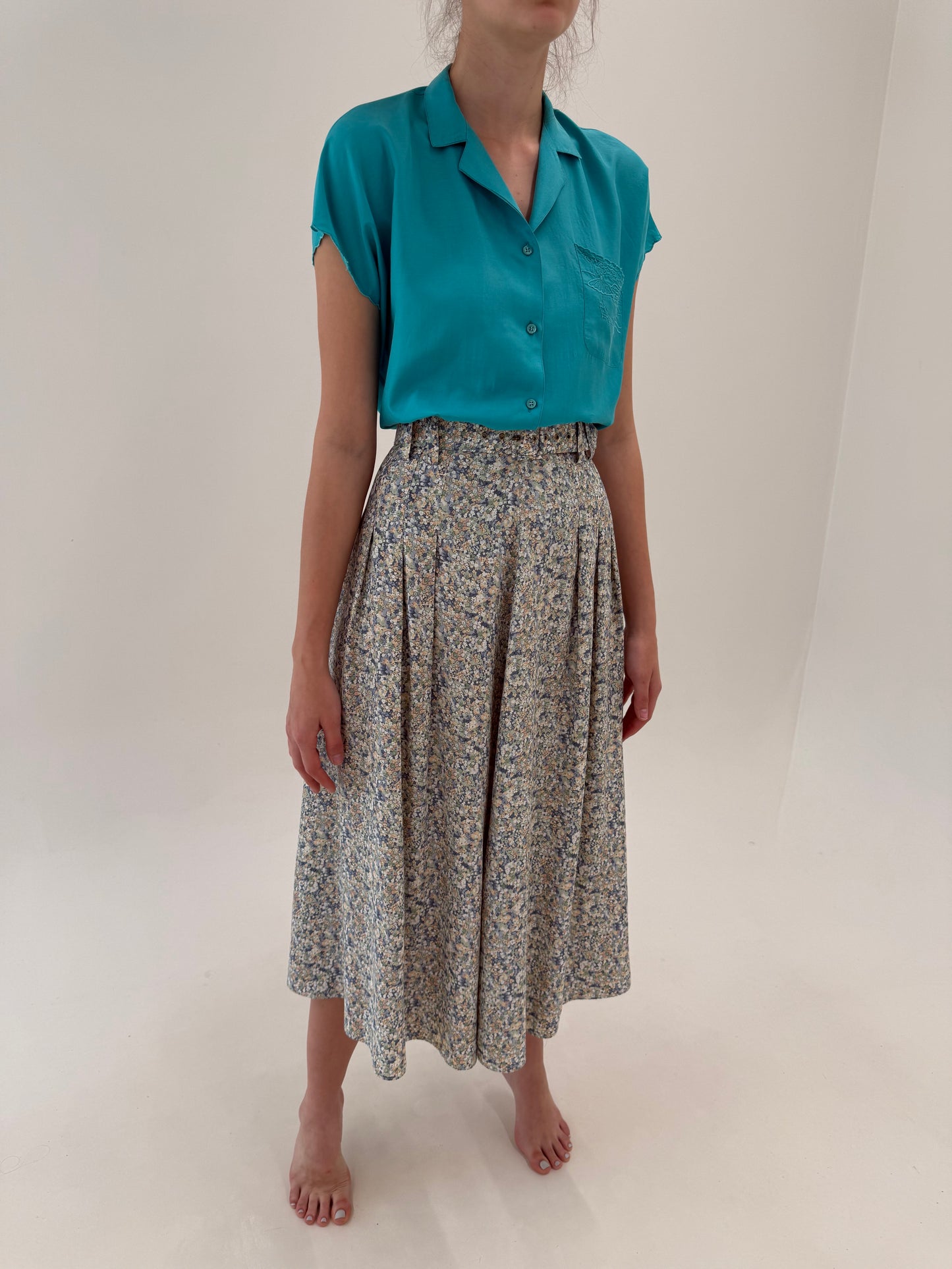 Fustă vintage cu print floral delicat din panzica și centură proprie spre maxi