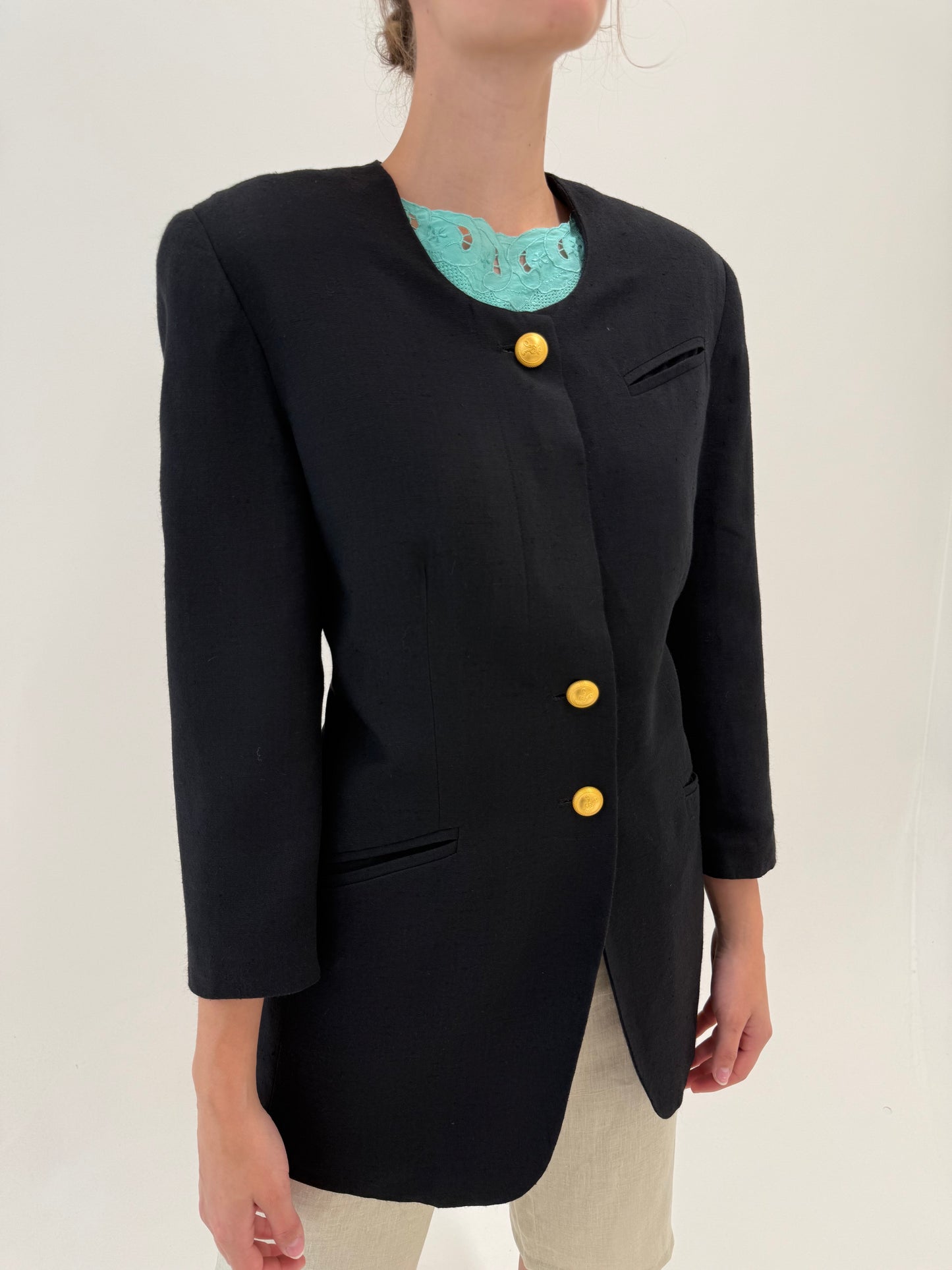 Sacou negru vintage în croi retro modern din pânză cu nasturi aurii