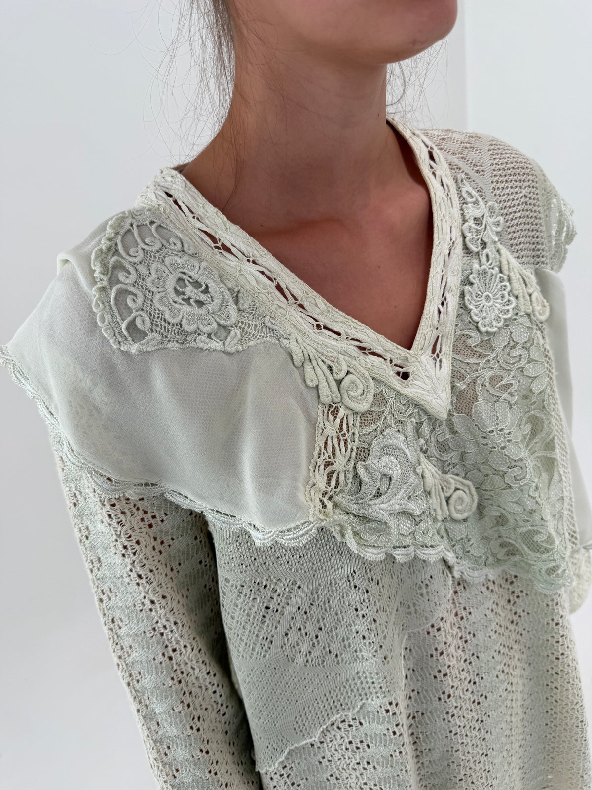 Pulover dantelat bijuterie în croi elaborat din bumbac premium dantelat și macrame