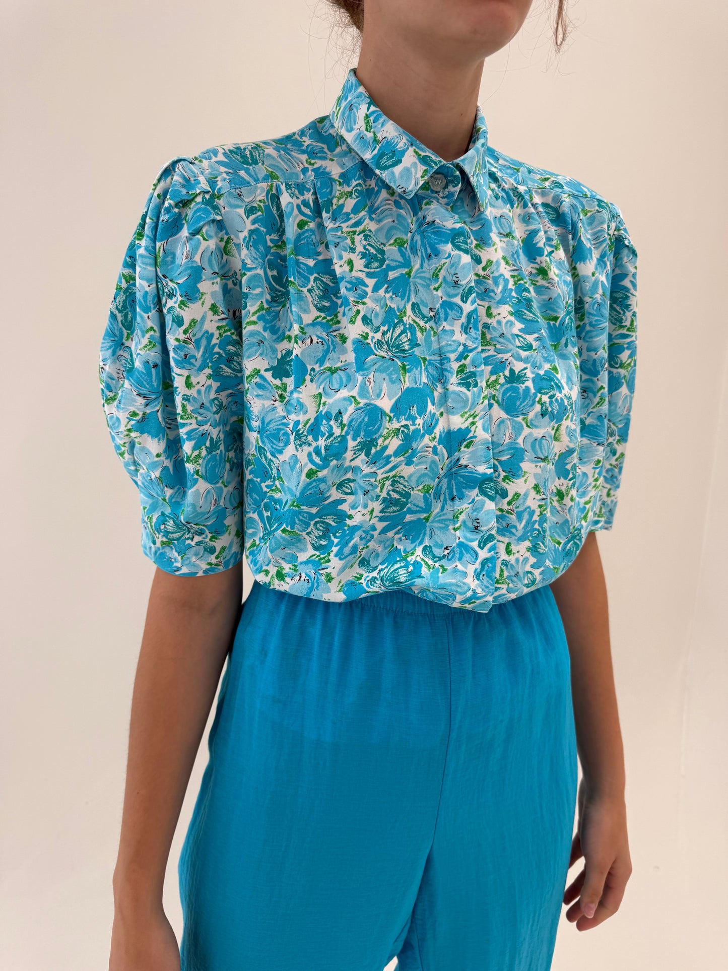 Cămașa vintage în culori superbe și print floral super vaporoasă