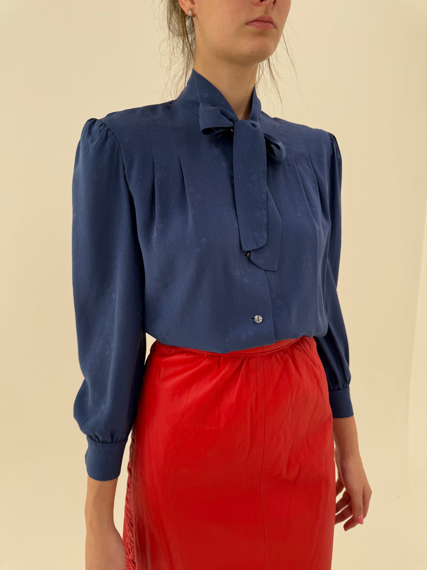 Cămașa jeans blue petite din mătase natural cu panglică la gât