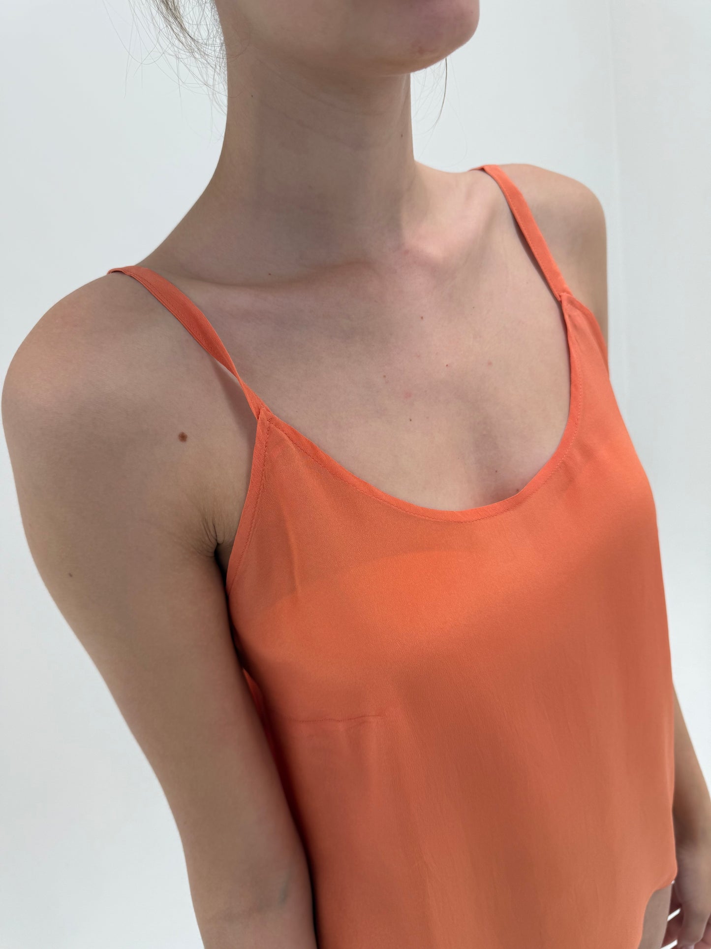 Top oranj din mătase naturală în croi minimalist