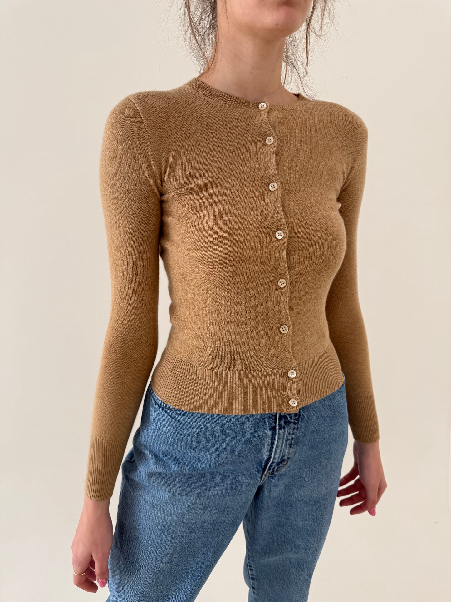 Cardigan camel din cașmir în croi cambrat
