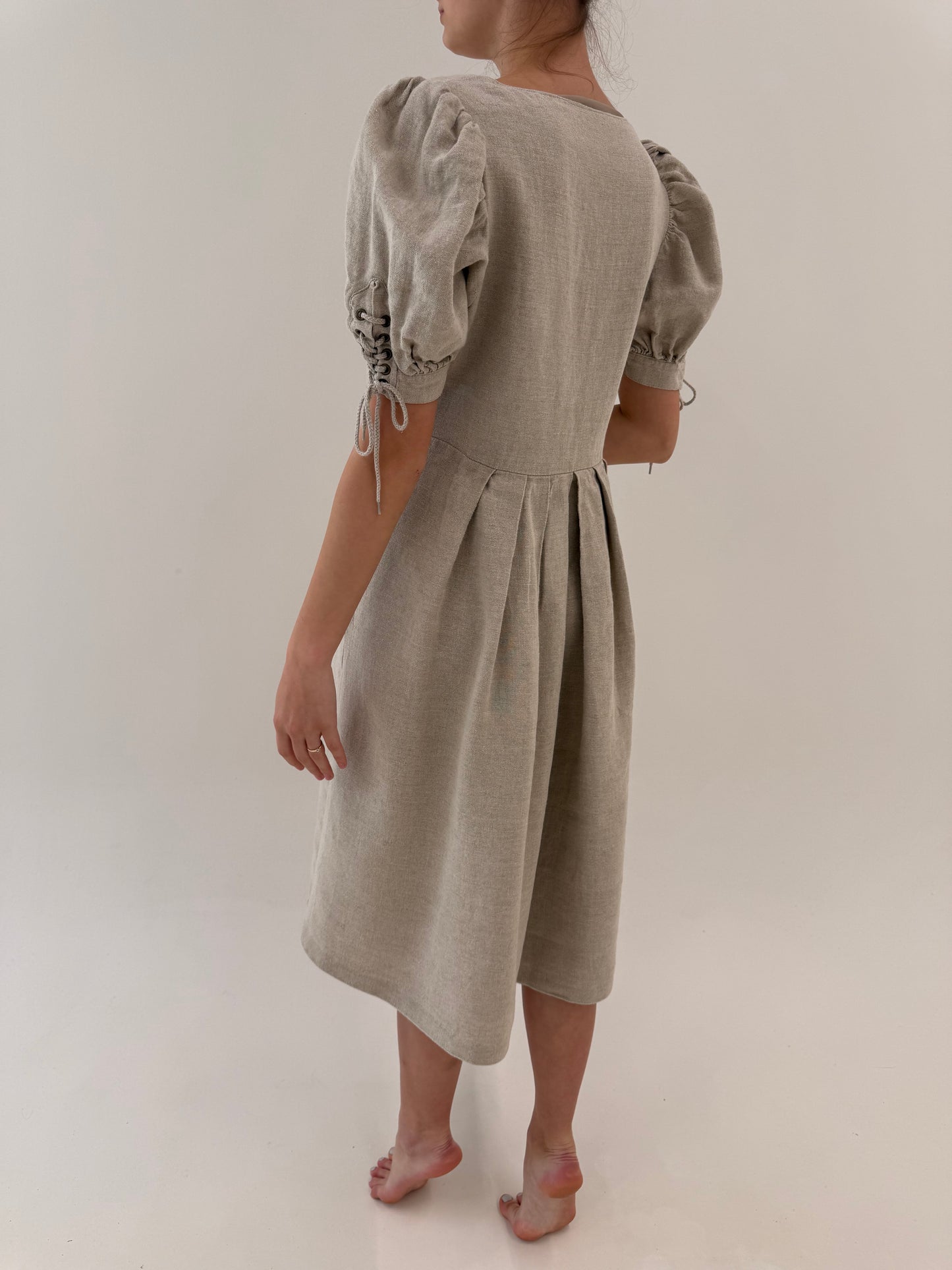 Rochie vintage nude din pânză grea de in cu corsaj și talie ultra marcată