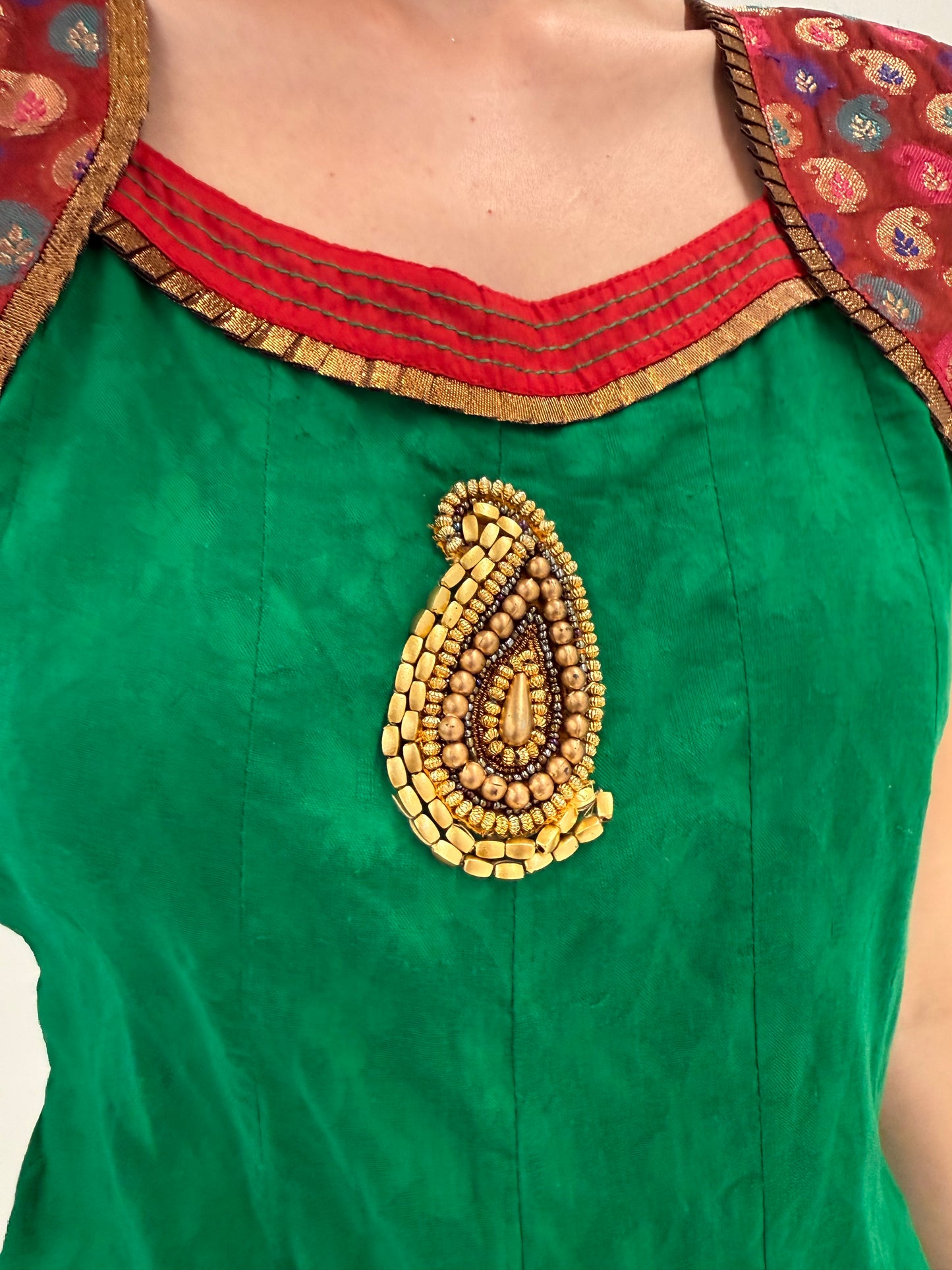 Rochie verde smarald cu aplicații manuale și broderie din pânză de bumbac
