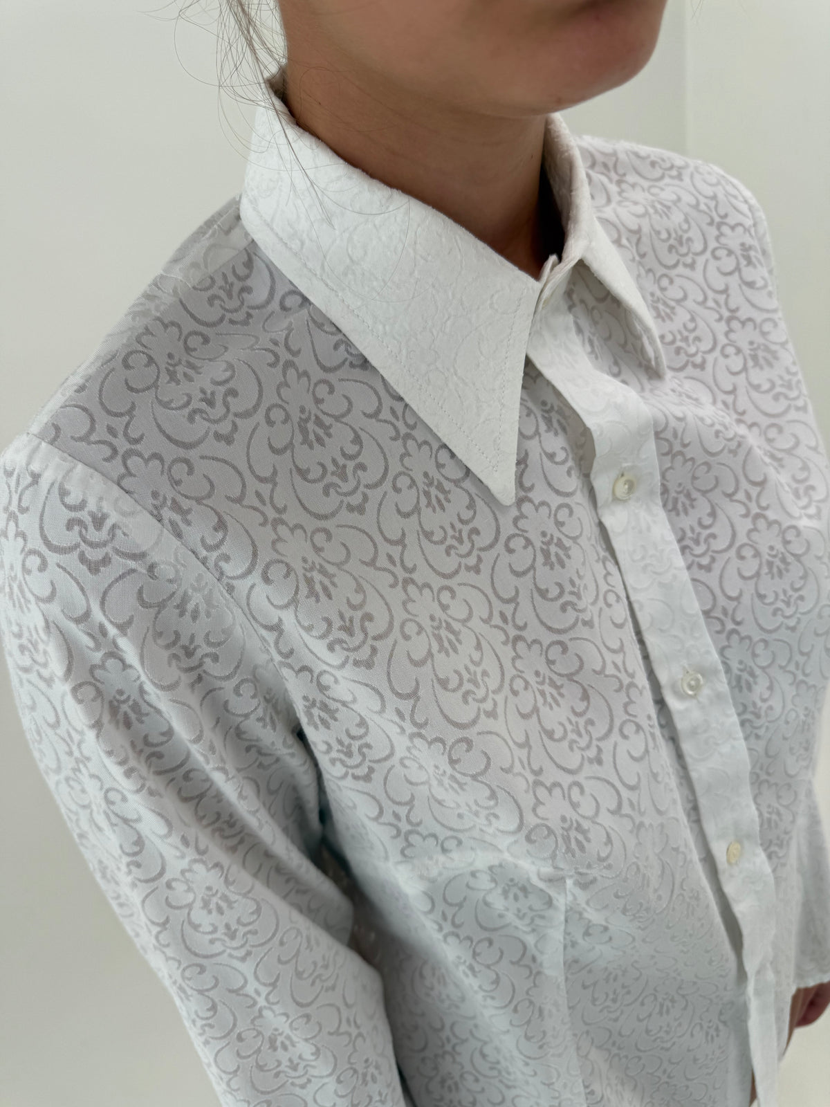 Cămașa petite cu revere în stil anii 70 din vascoza premium cu print semitransparent