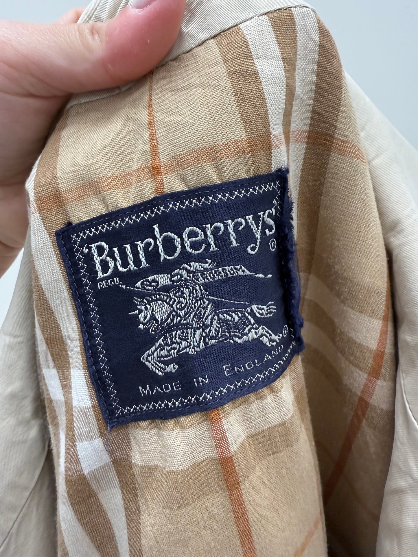 Trench Burberry vintage din garbardina de vară