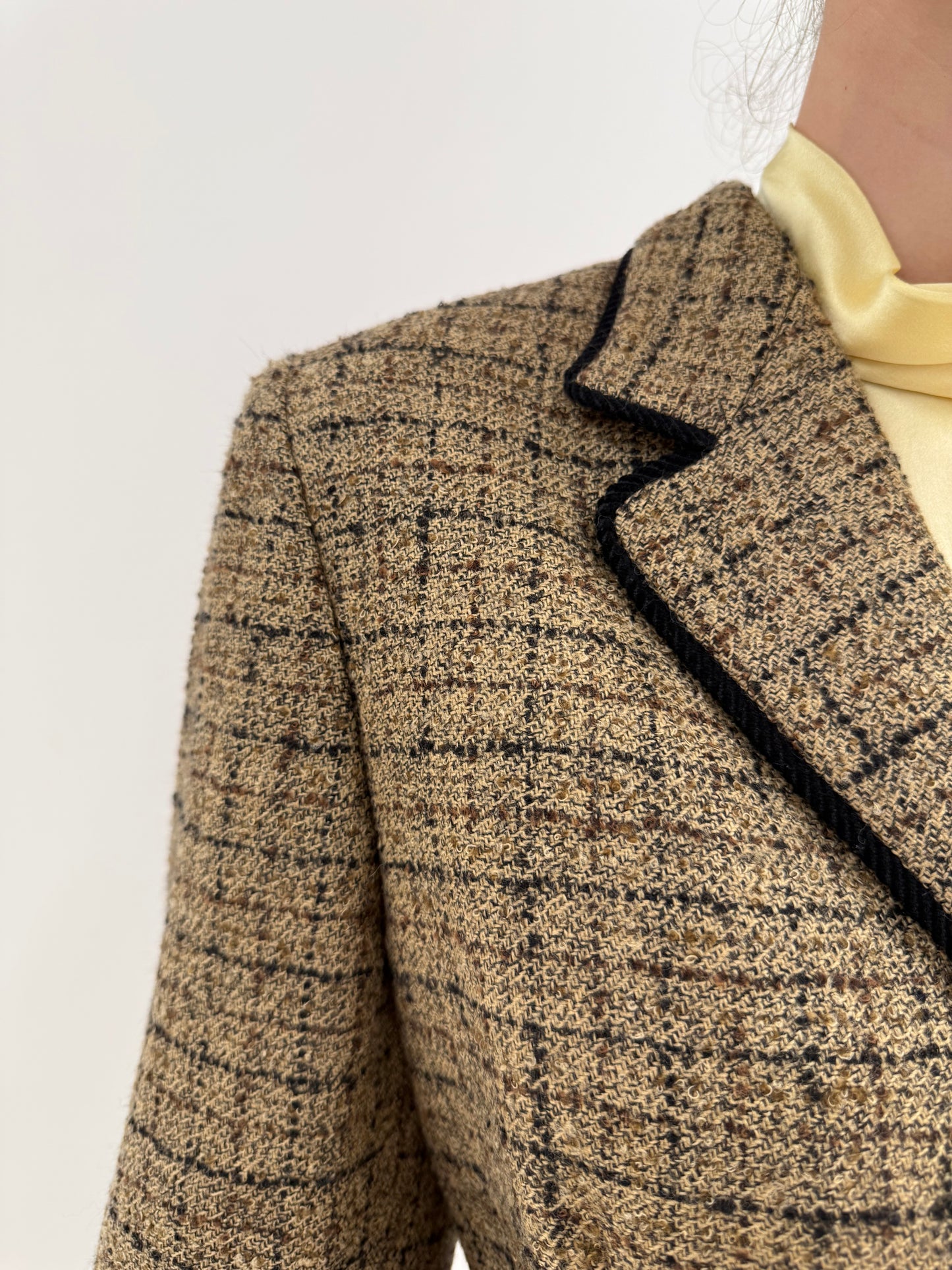 Deux piece uktra luxury Ferragamo din boucle de lana excepțional