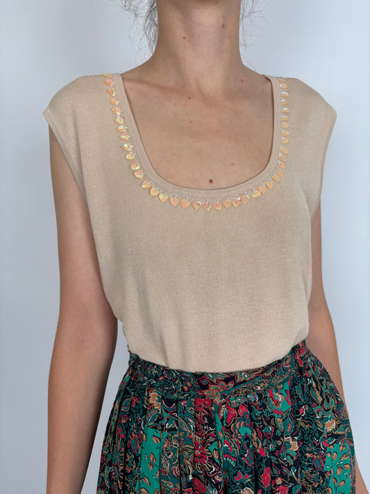 Top light nude cu aplicații delicate perlate