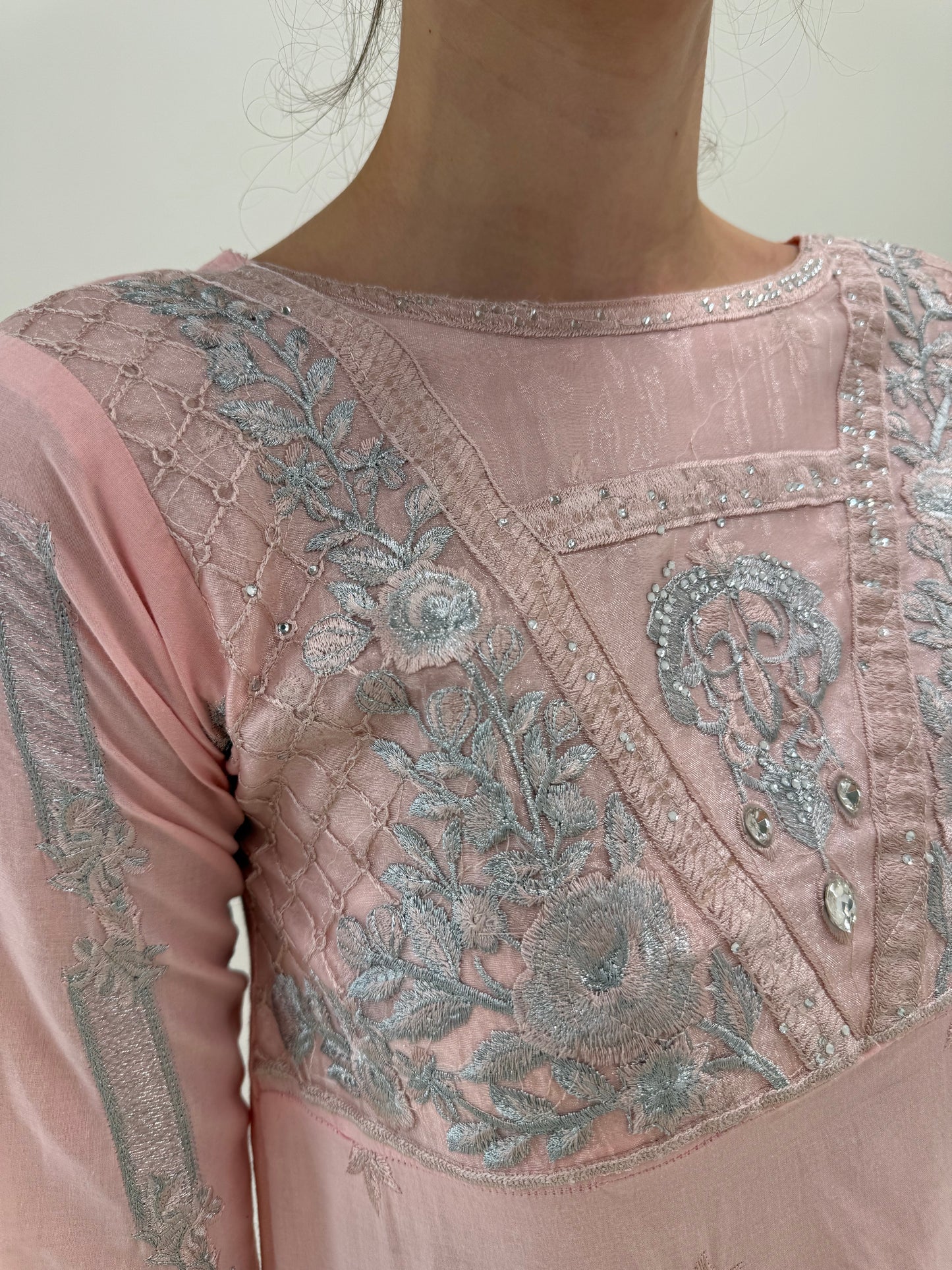 Deux piece petite asiatic roz pudrat din museline brodat cu fir argintiu