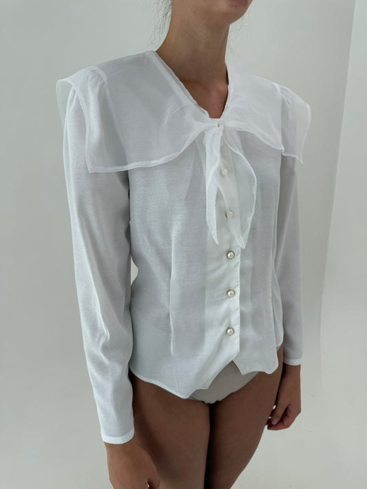 Cămașa vintage cambrata cu guler supradimensionat din organza