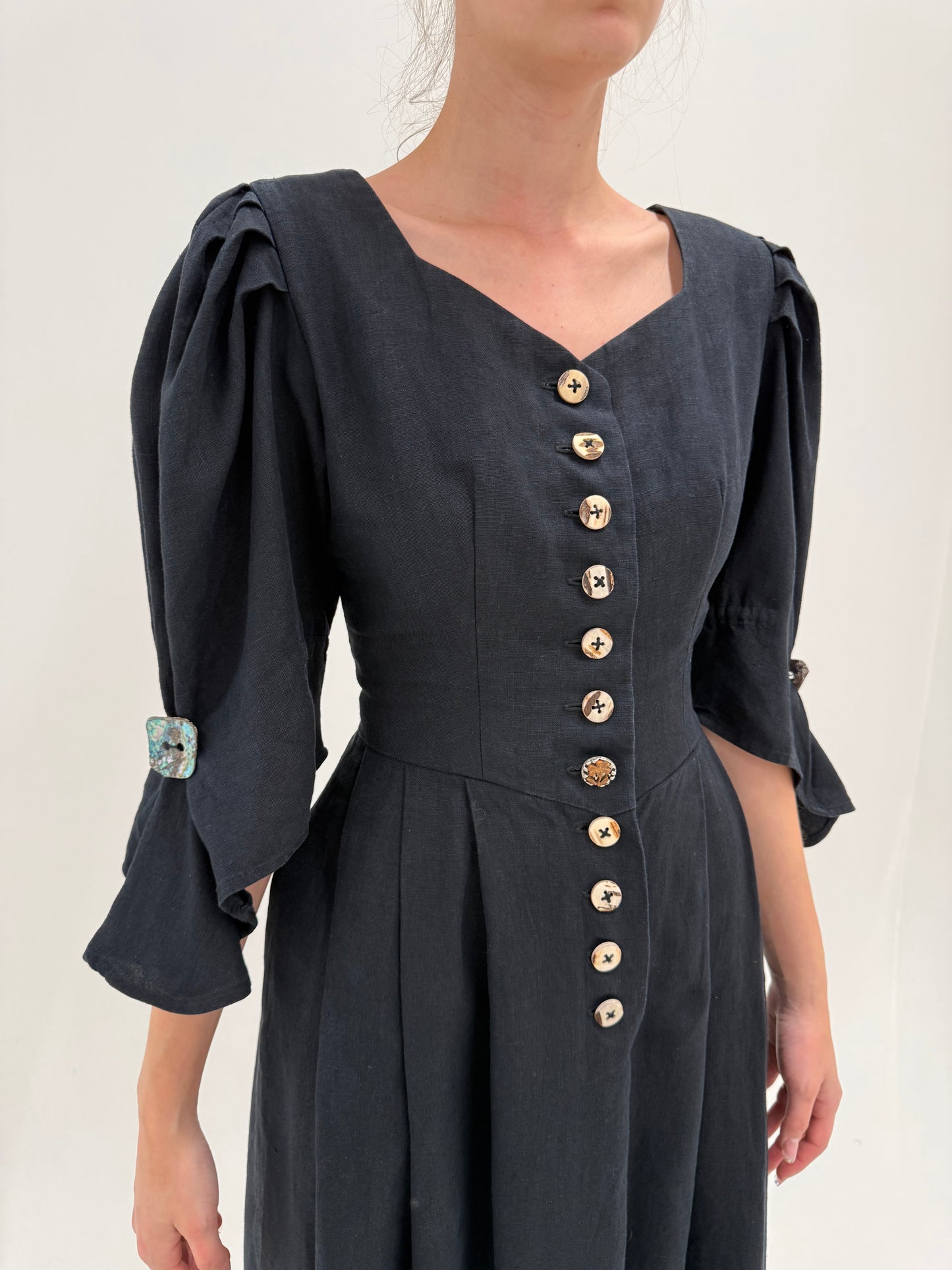 Rochie vintage neagra maxi din pânză grea de in cu corsaj și buzunare