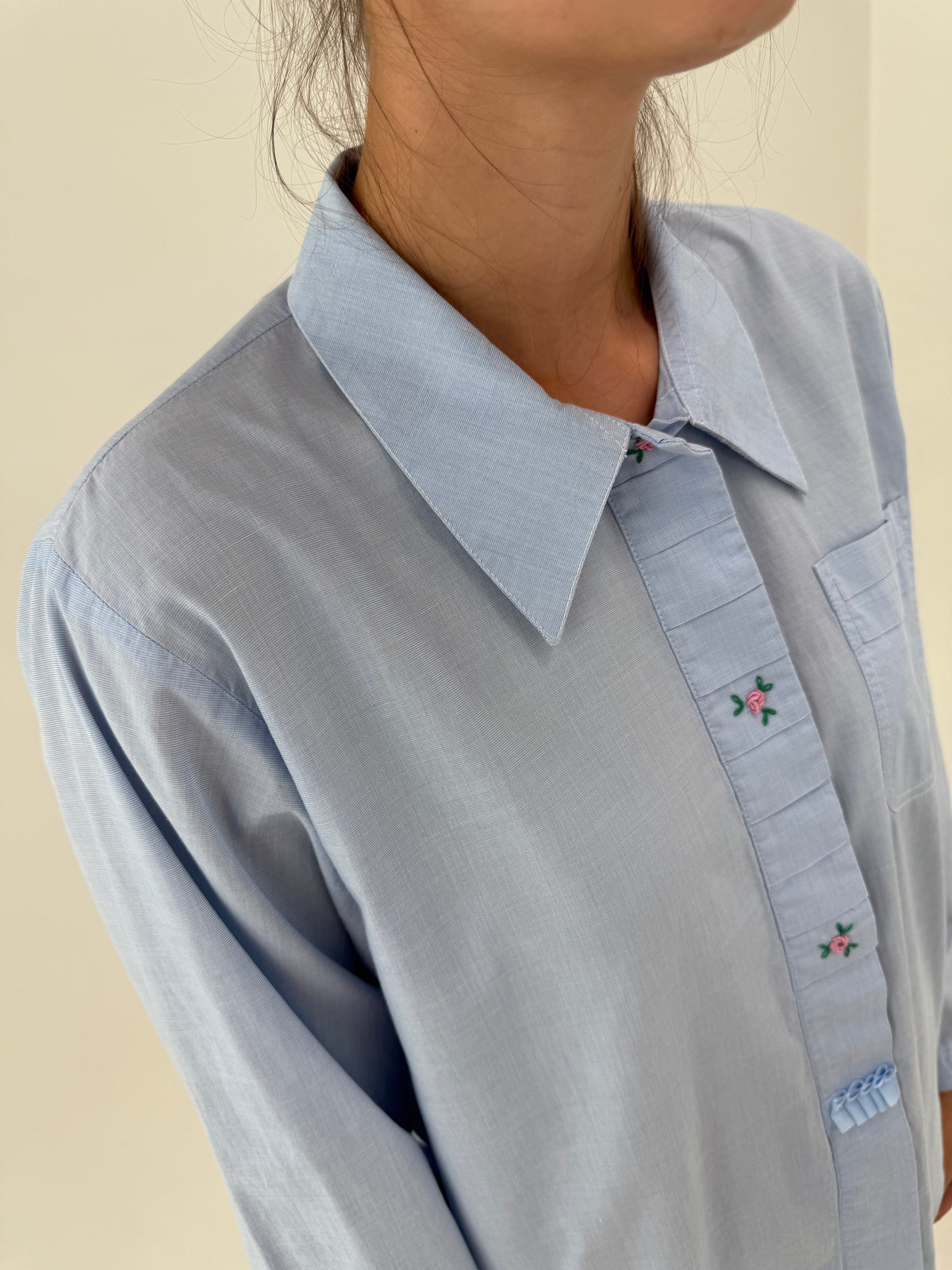 Cămașa vintage baby blue din poplin excepțional de bumbac cu broderie delicată