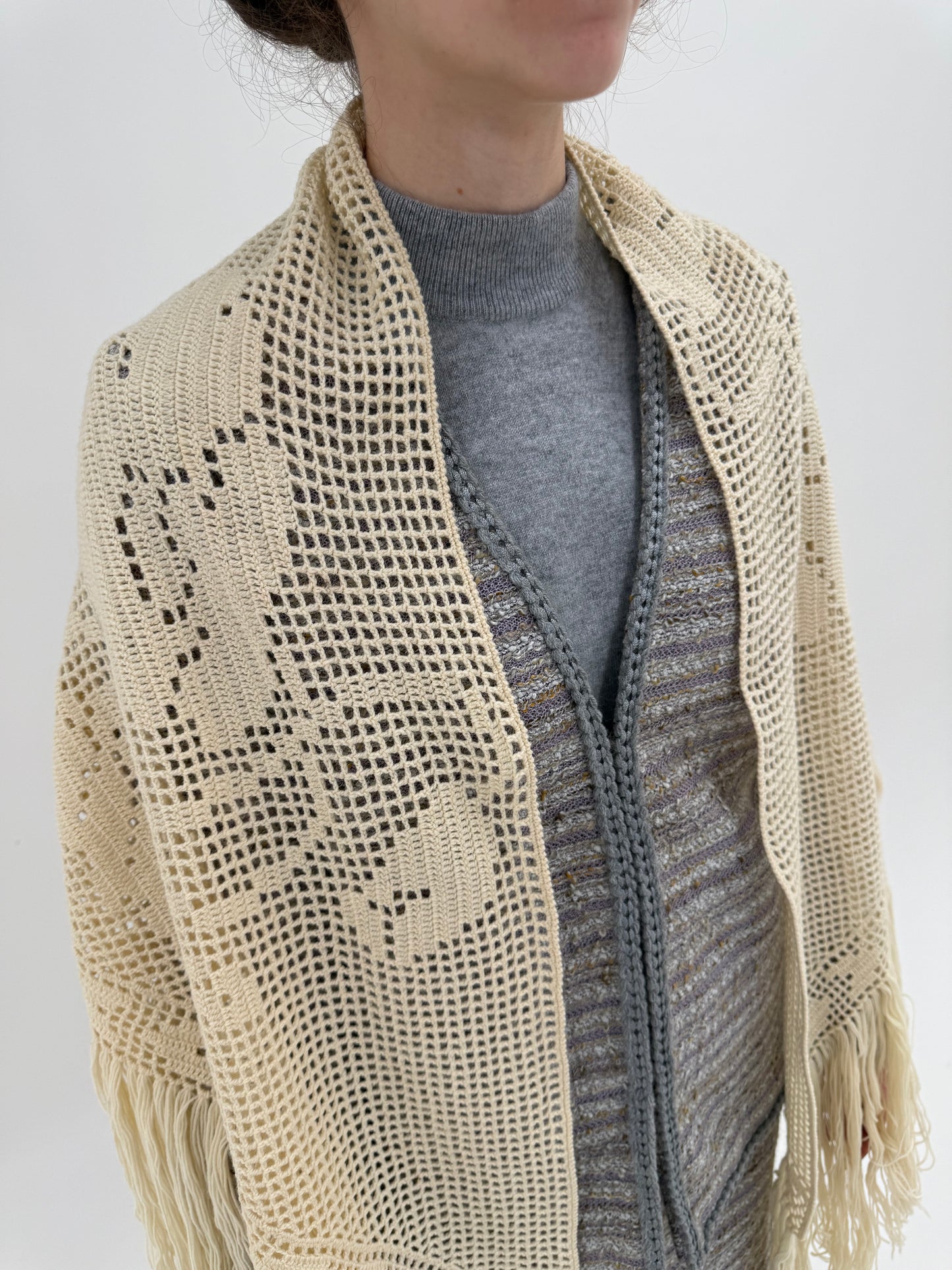 Capa vintage tip macrame lucrată manual din lana extrafina