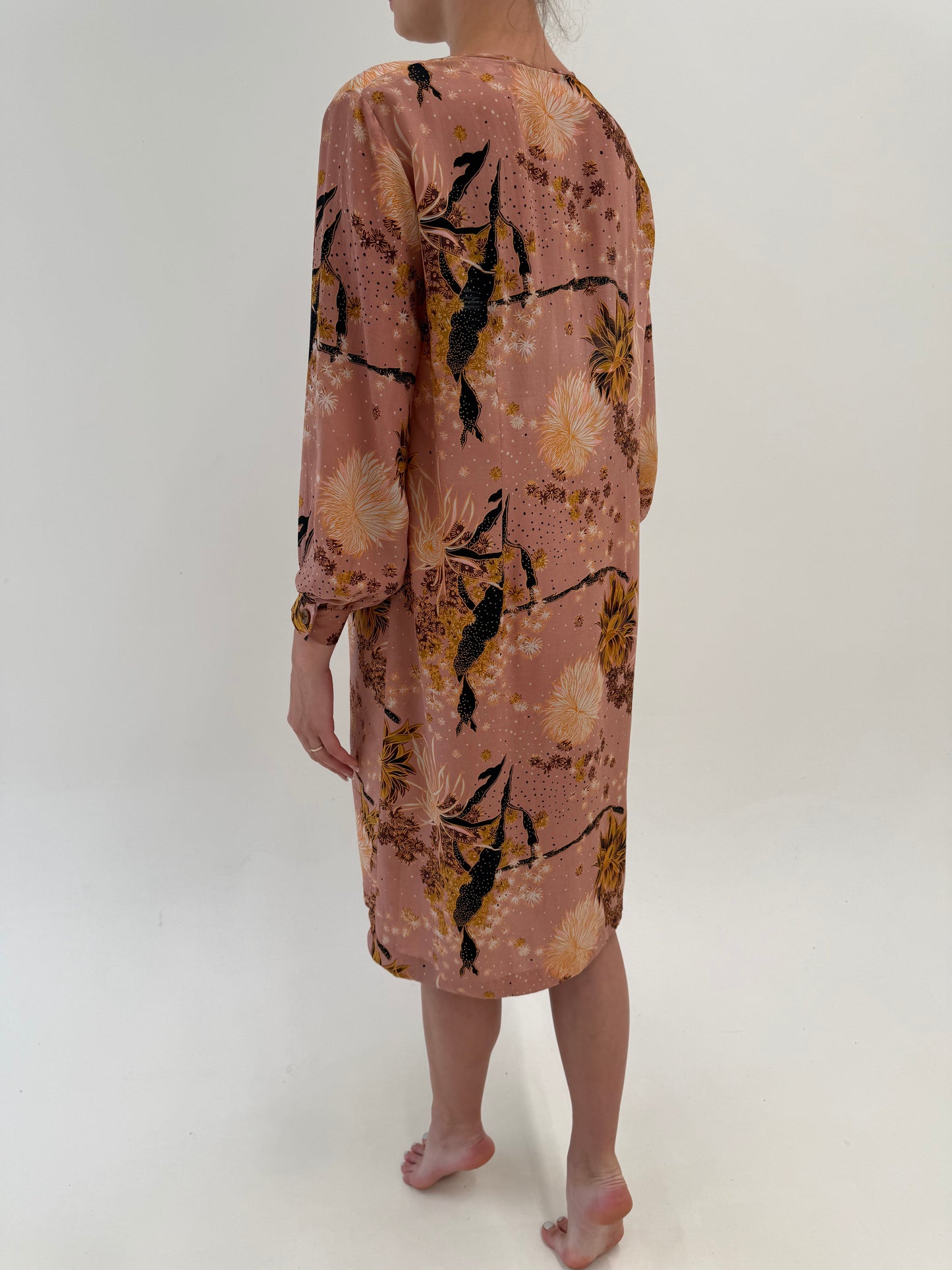 Rochie dusty pink petite în croi lejer din mătase naturală