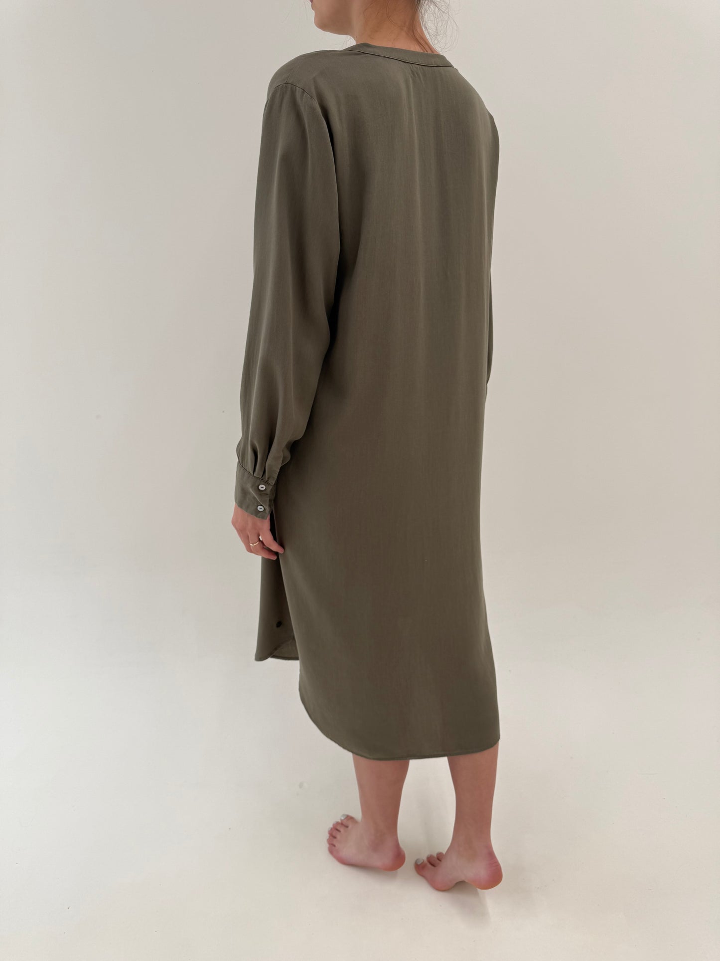Rochie kaki de vară de brand premium în croi lejer cu buzunare