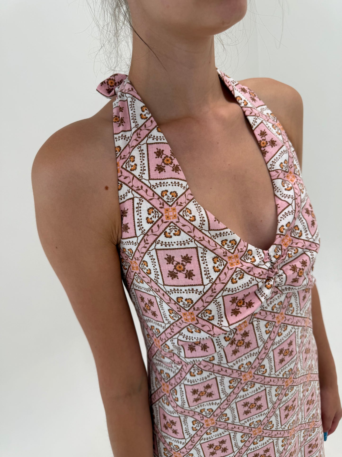 Rochie maxi halterneck cu print în nuanțe de roz din bumbac premium