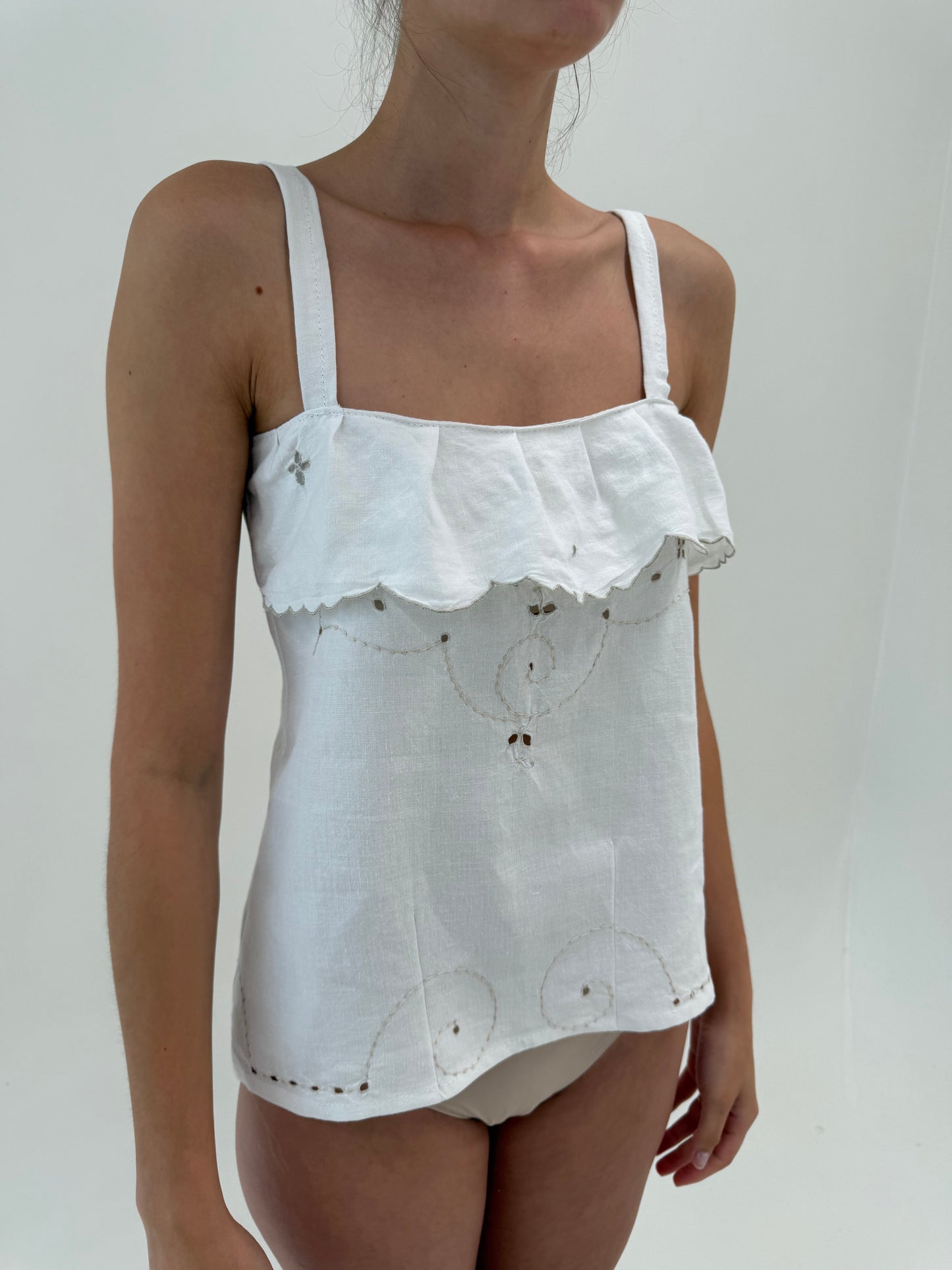 Top alb din pânză de in cu broderie manuală dark nude