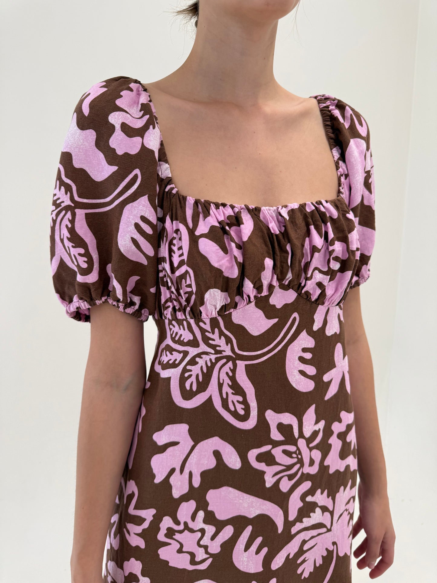 Rochie vintage maxi chocolate brown cu print roz din in cu bust drapat reglabil