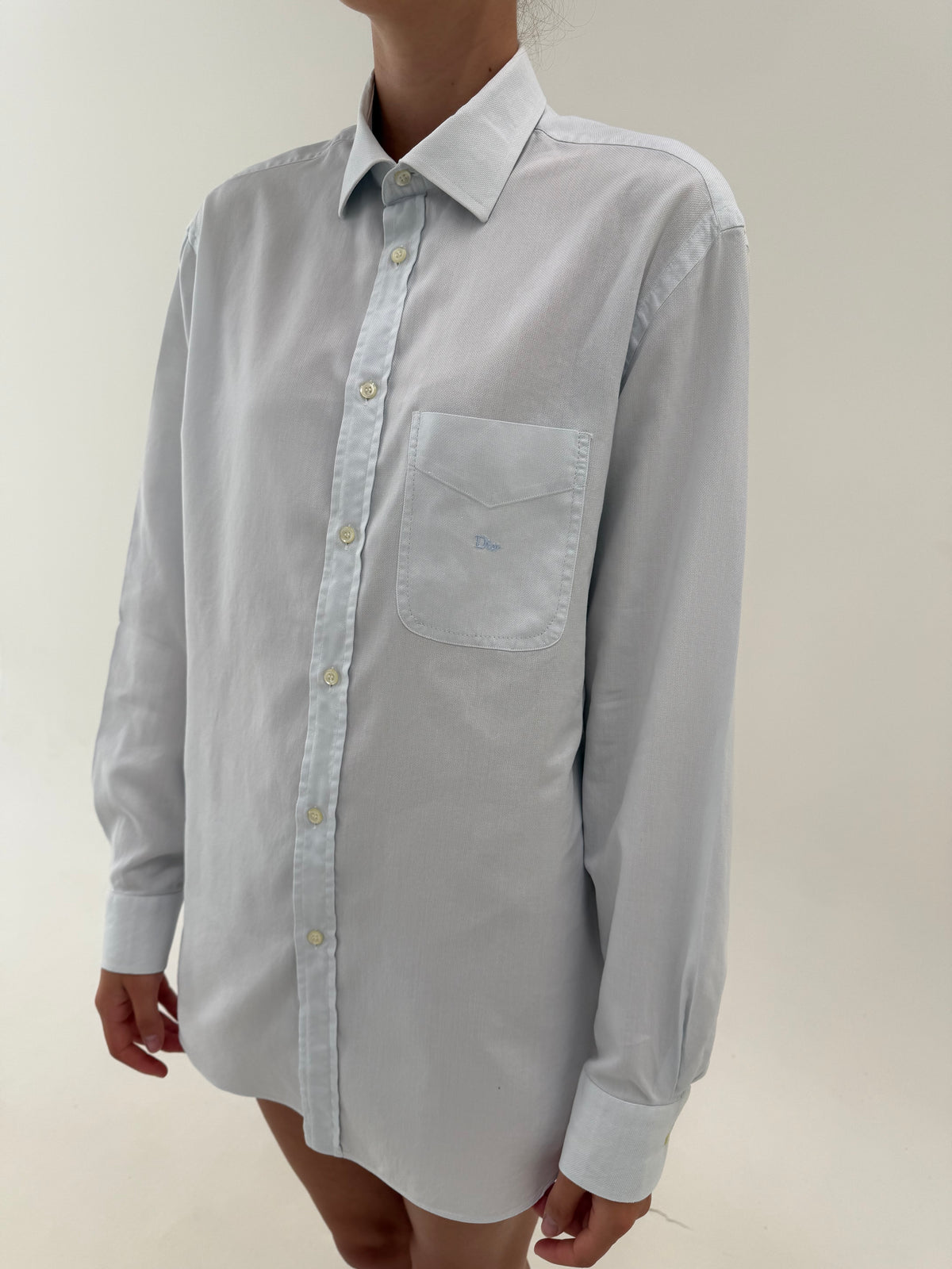 Cămașa Dior tall baby blue cu logoul discret brodat din bumbac pique excepțional