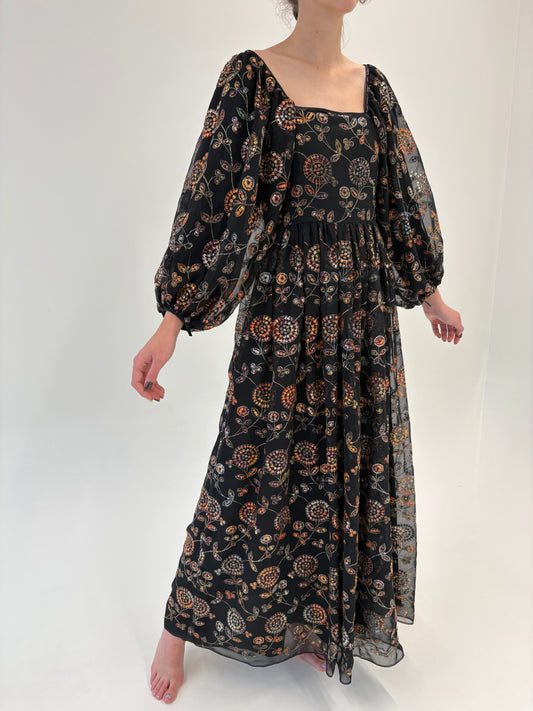 LBD maxi tall in stil boho cu aplicații manuale delicate și broderie