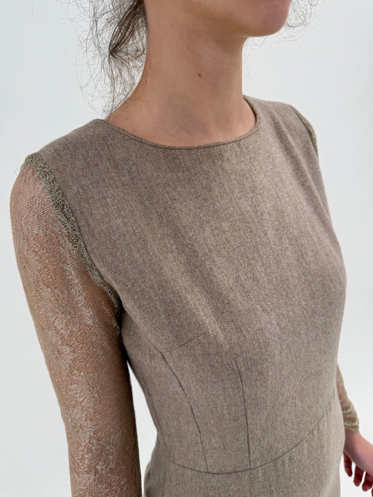 Rochie sand nude de la business la cocktail cu mâneci din dantelă chantily