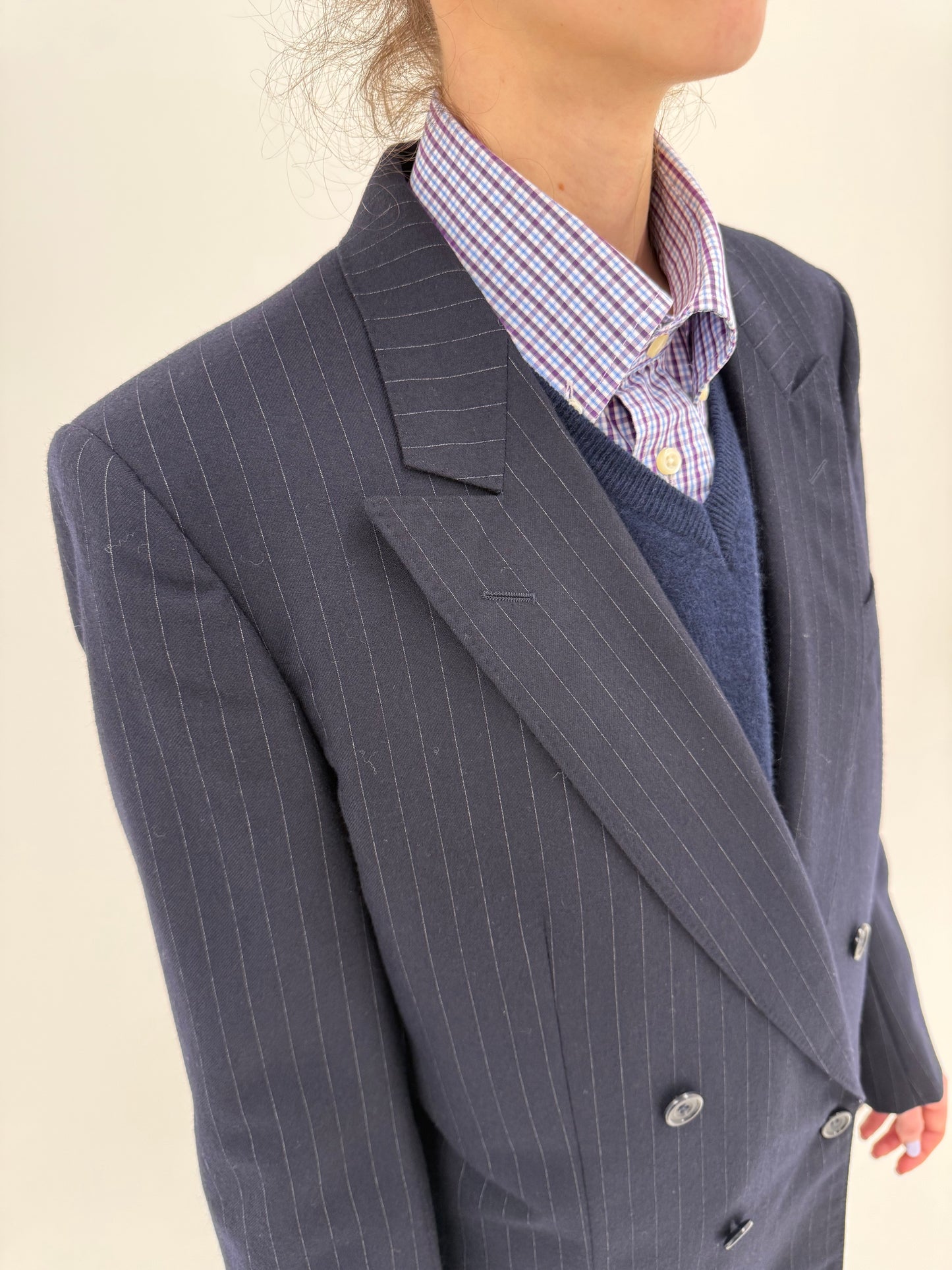 Costum ultra luxury Zegna în dungi fine verticale cu închidere dublă