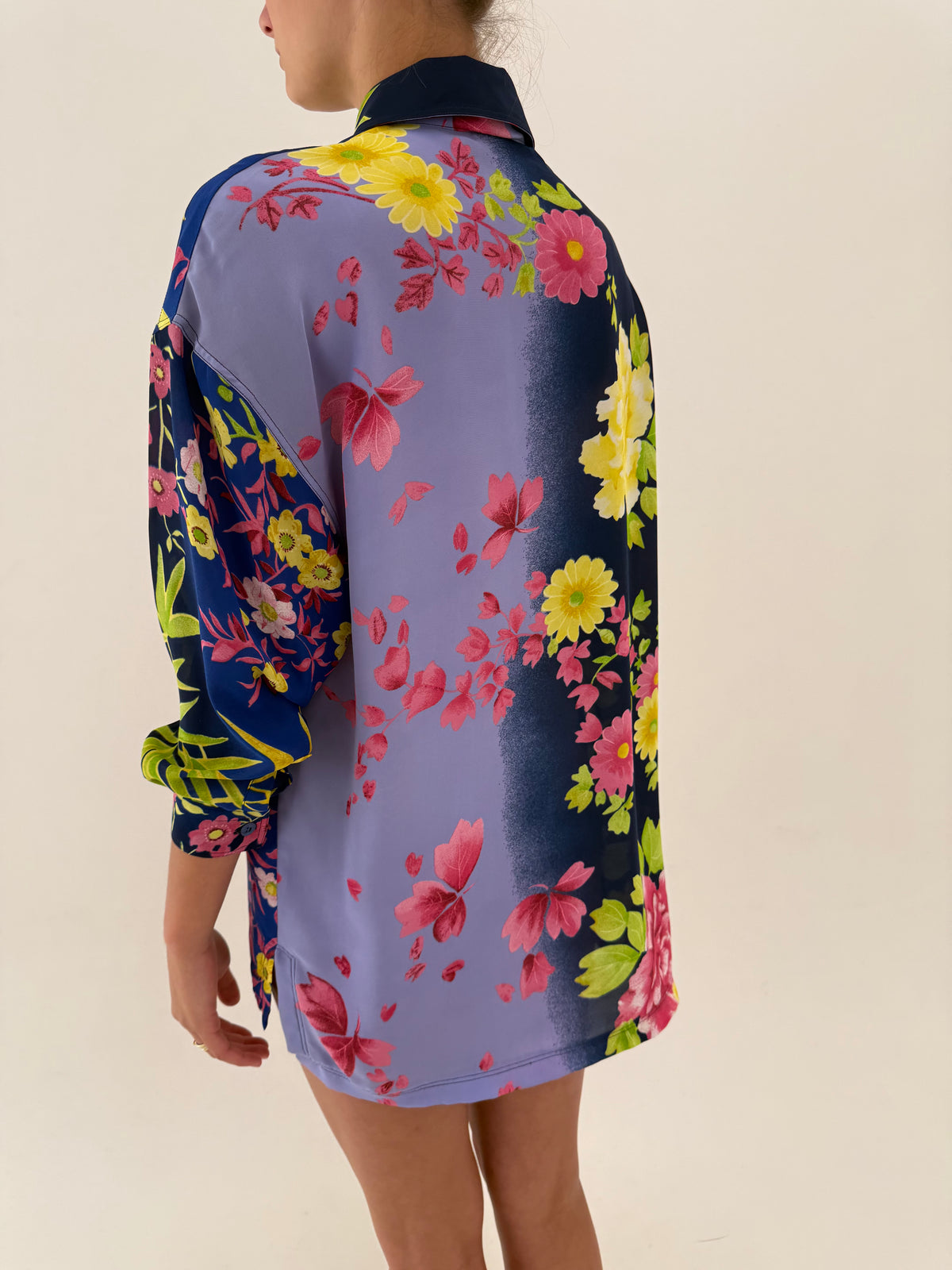 Cămașa vintage Versace petite în cori lung cu print floral superb