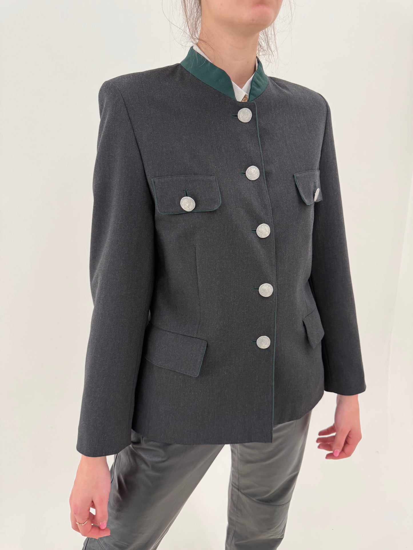 Sacou vintage cu influențe soft army foarte în trend și nasturi metalici argintii