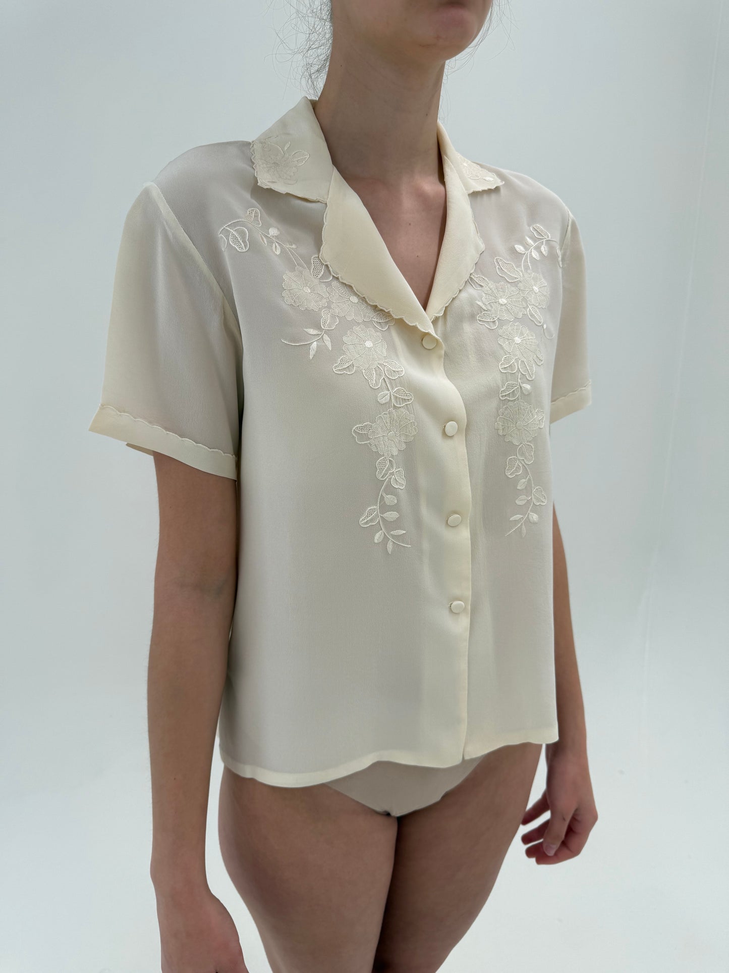 Cămașa din mătase naturală brodată manual excepțional