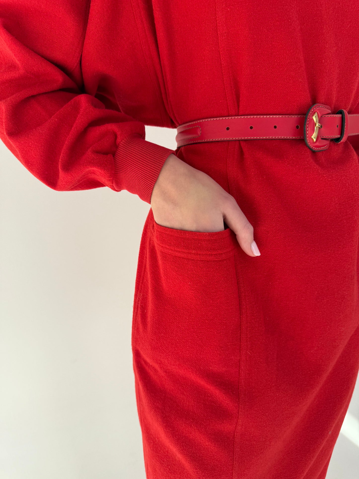 Rochie cherry red din lana extrafina cu buzunare și mânecă tip fluture