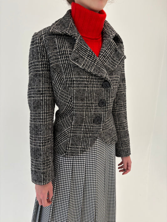 Sacou super cambrat din tweed de lana în carouri alb negru