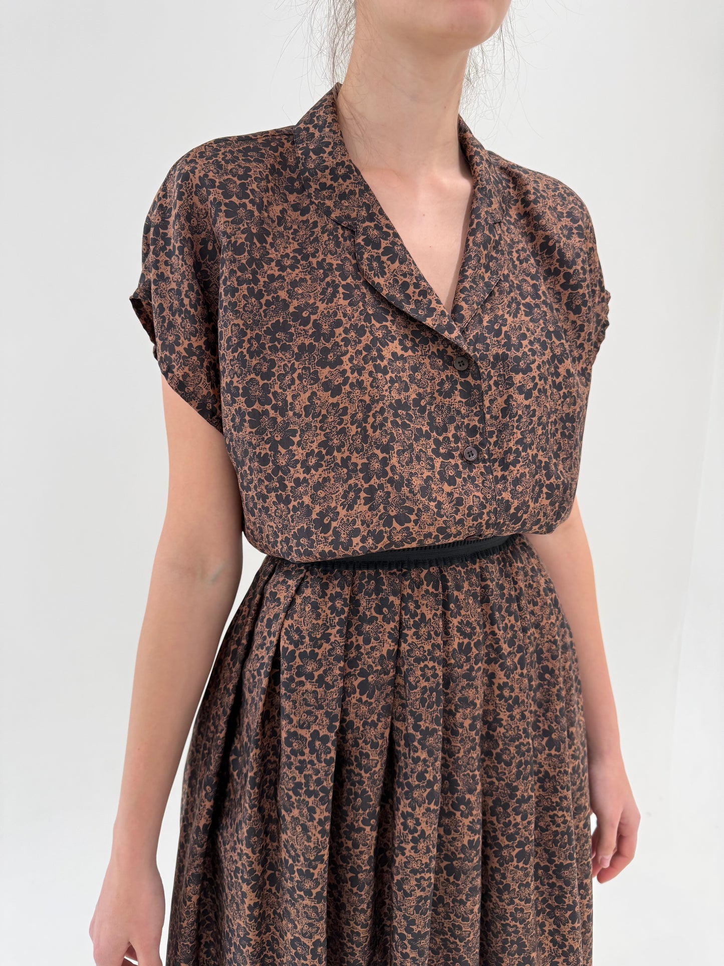 Set vintage din mătase naturală cu top lejer și fustă maxi cu talie elastică