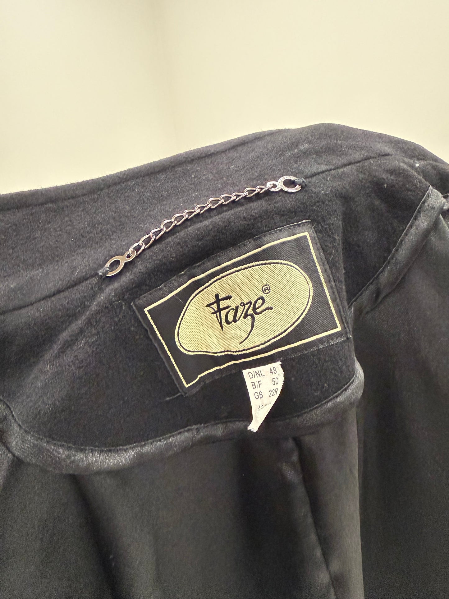 Palton negru tip capa din stofă excepțională ușor lucioasă de lana și cașmir