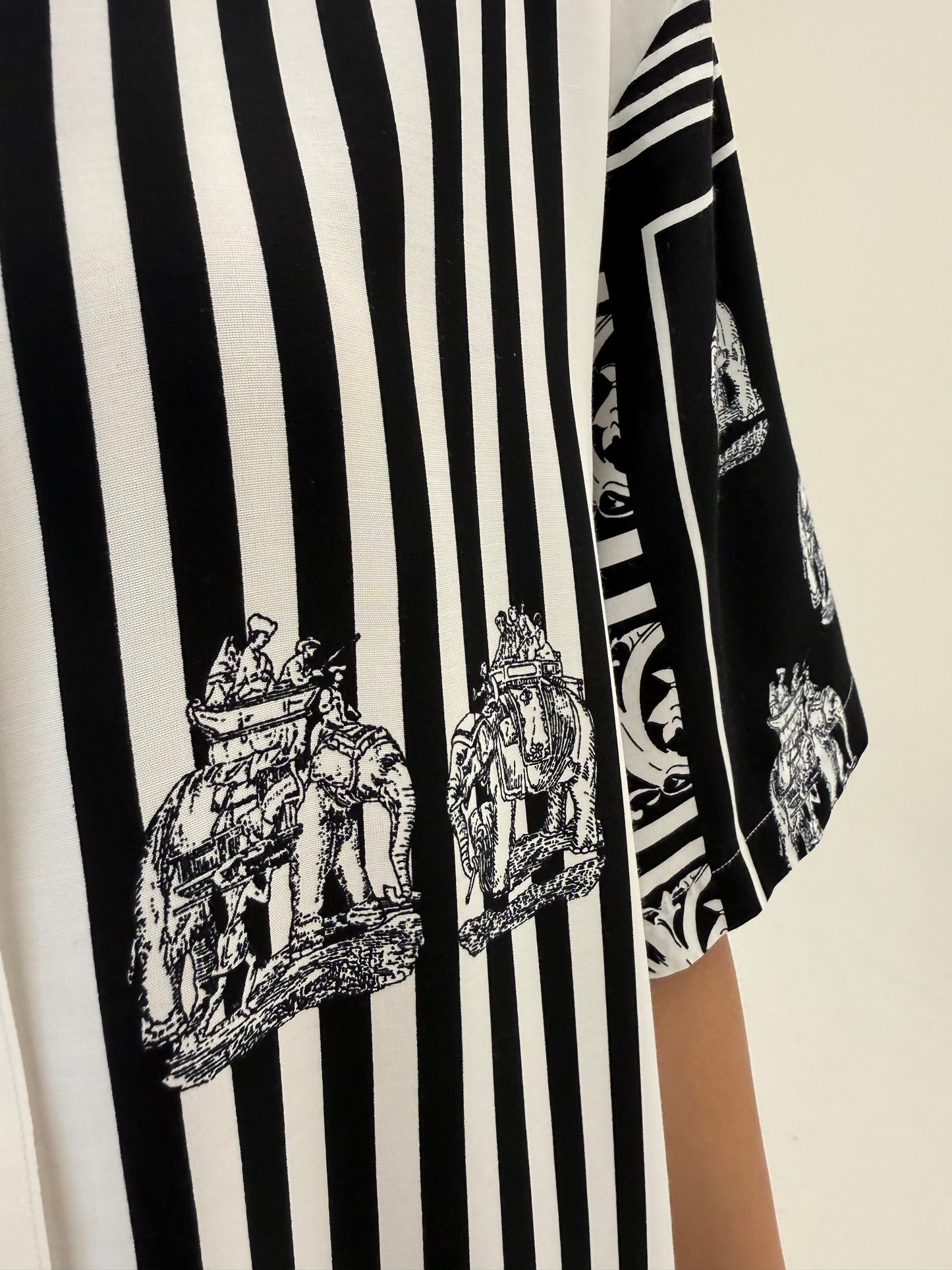 Cămașa vintage cu print baroc și dungi cu nasturi decorativi