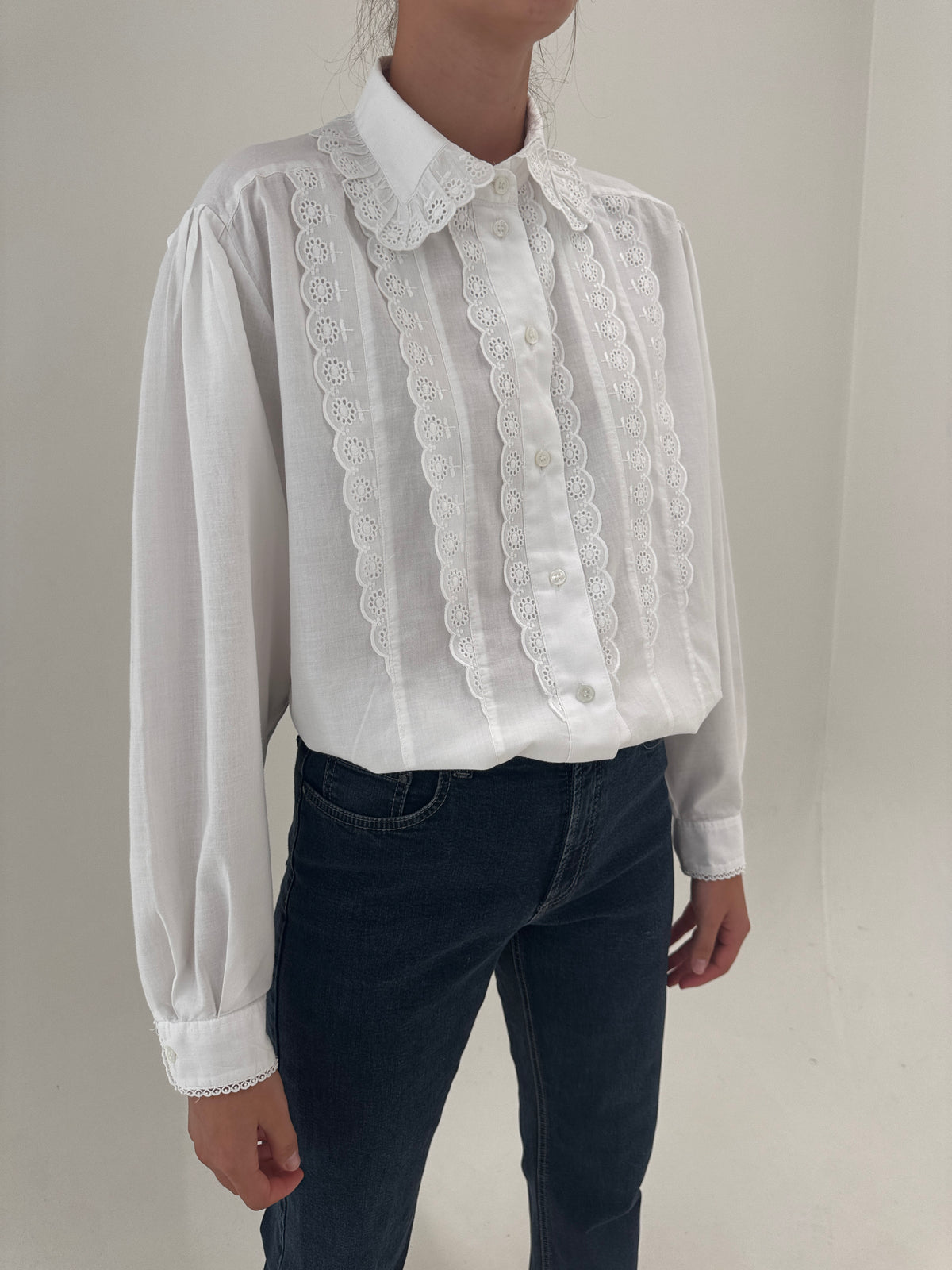Cămașa vintage cu inserții de dantela și broderie anglaise din bumbac excepțional