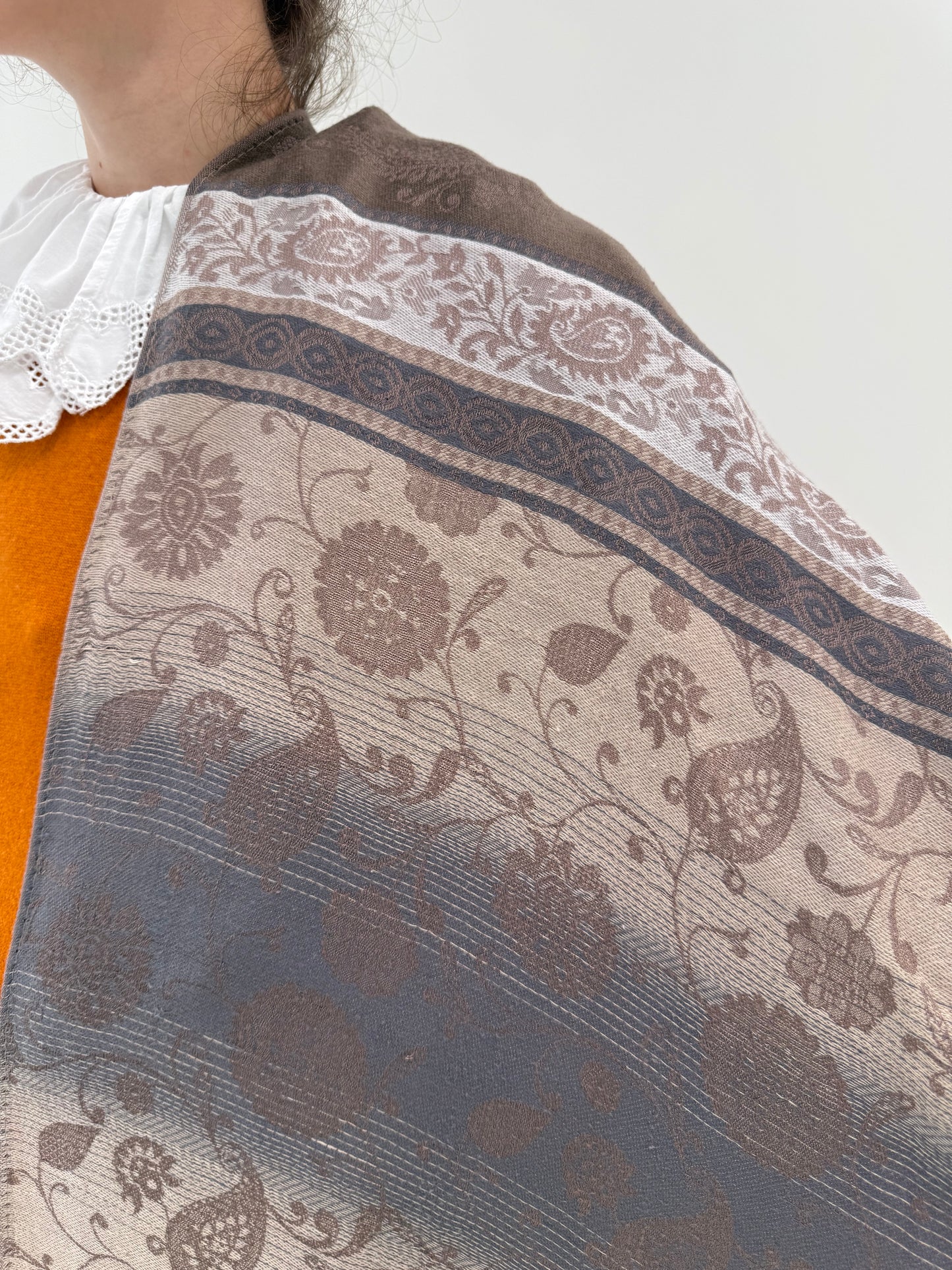 Shawl în nuanțe neutre ușor perlat din mix de lana extrafina