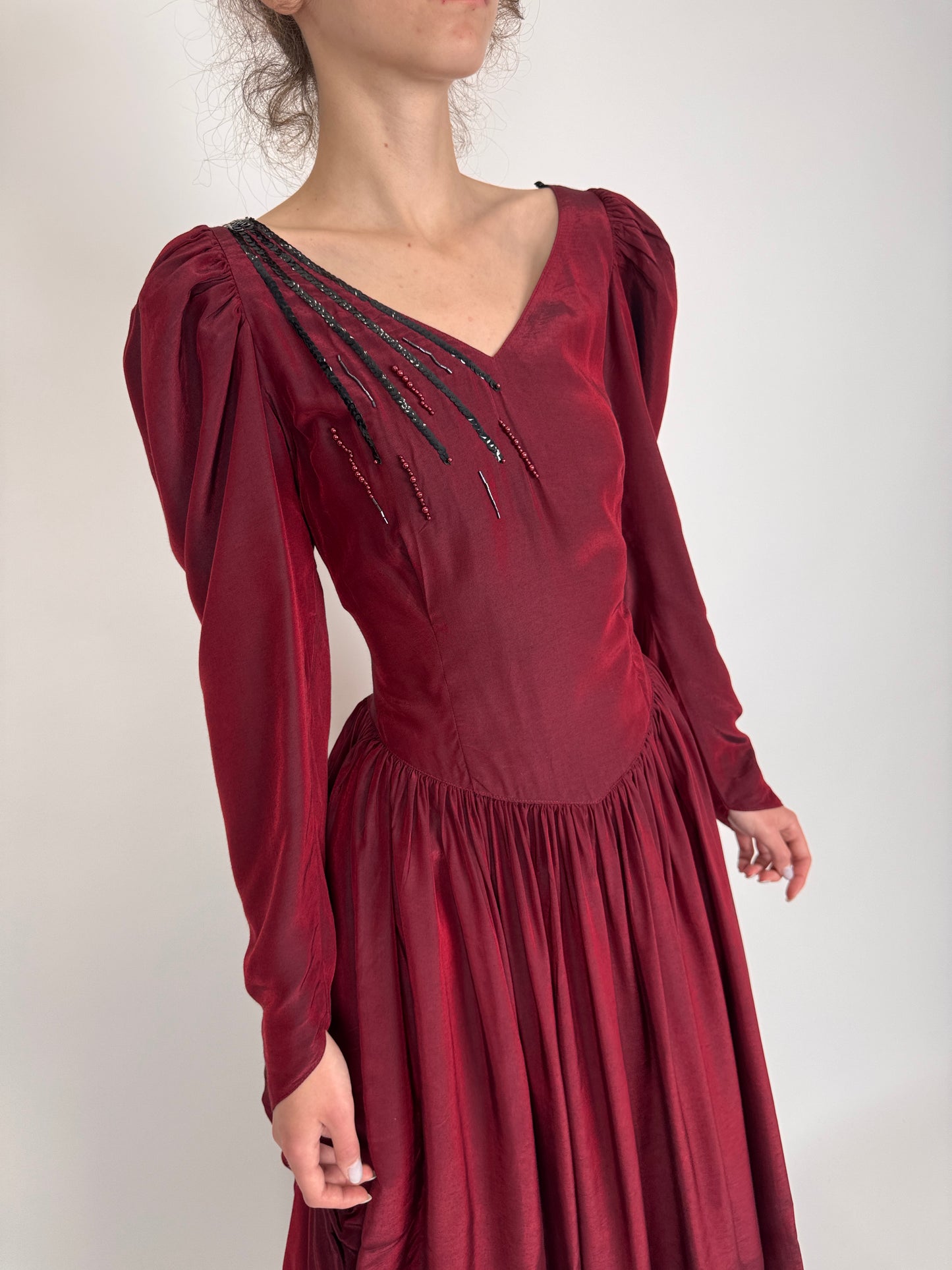 Rochie vintage maxi burgundy cu corsaj și mâneci bufante