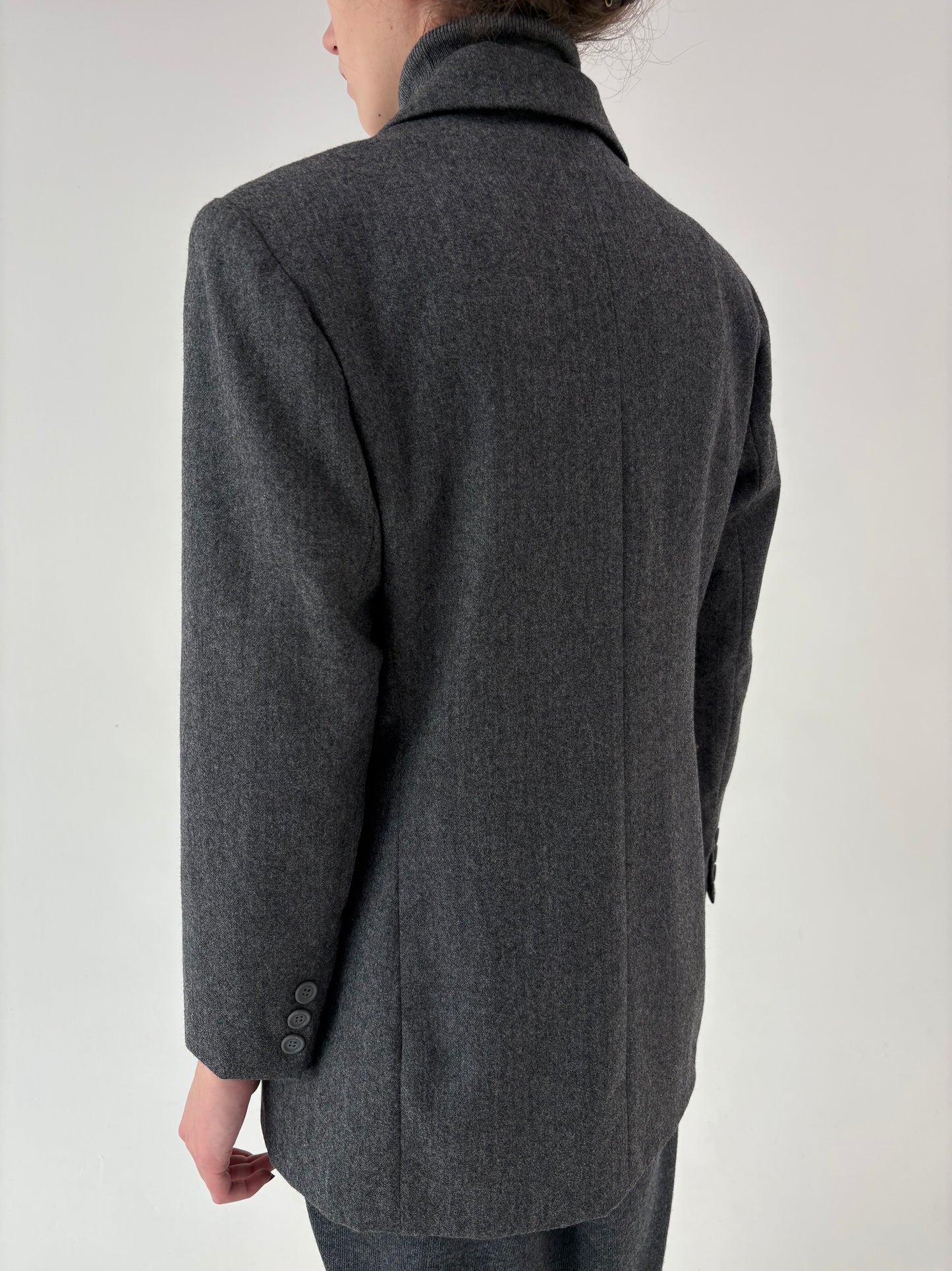 Sacou petite italian în croi lung ușor cambrat din lana certificată extrafina