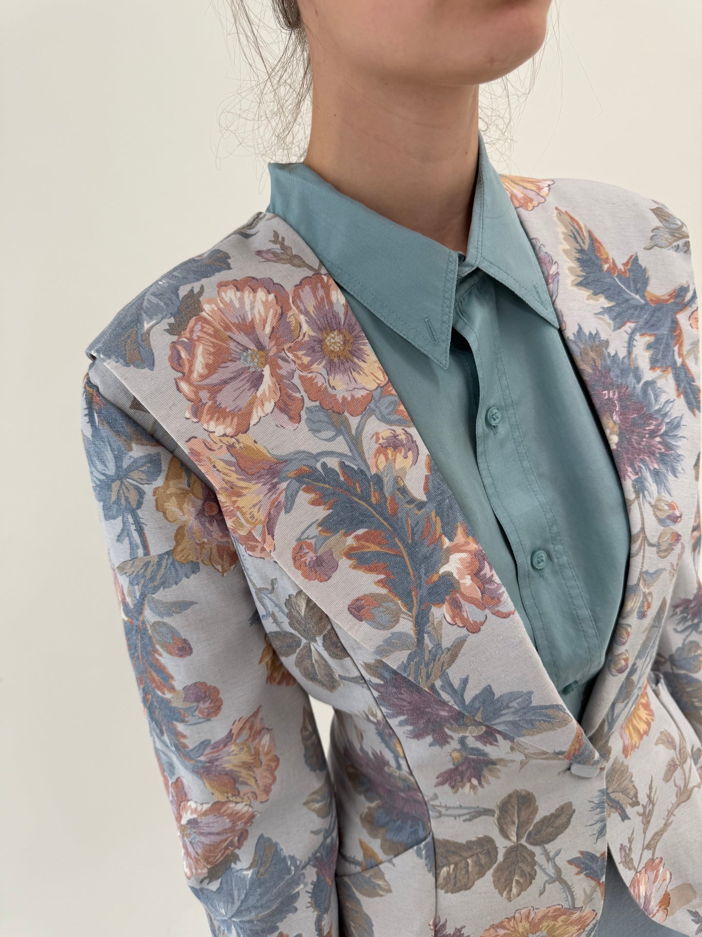 Sacou ultra cambrat cu efect de peplum din pânză baby blue cu spate reglabil