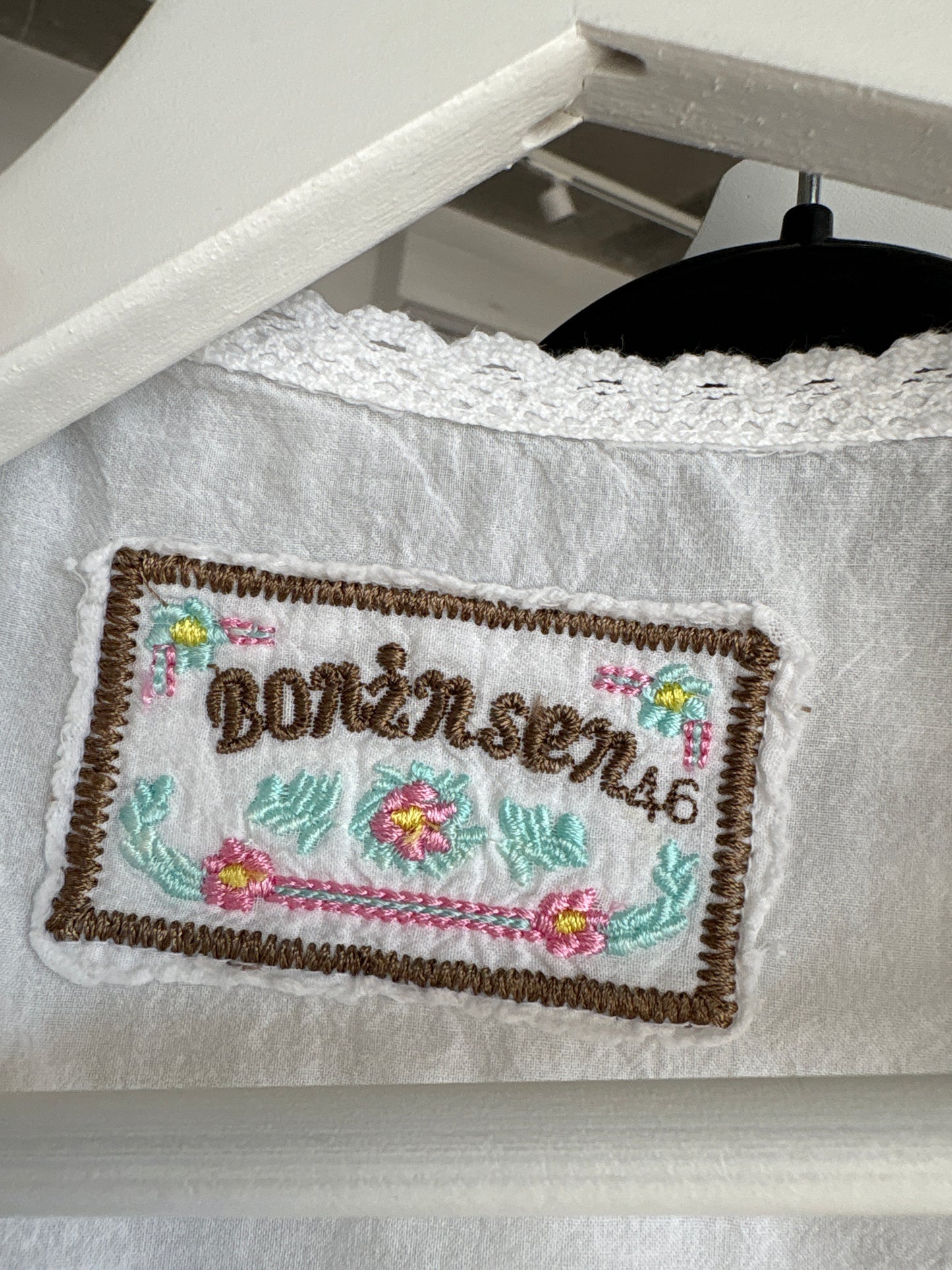 Top cu inserții de macrame și broderie anglaise din cel mai fin bumbac