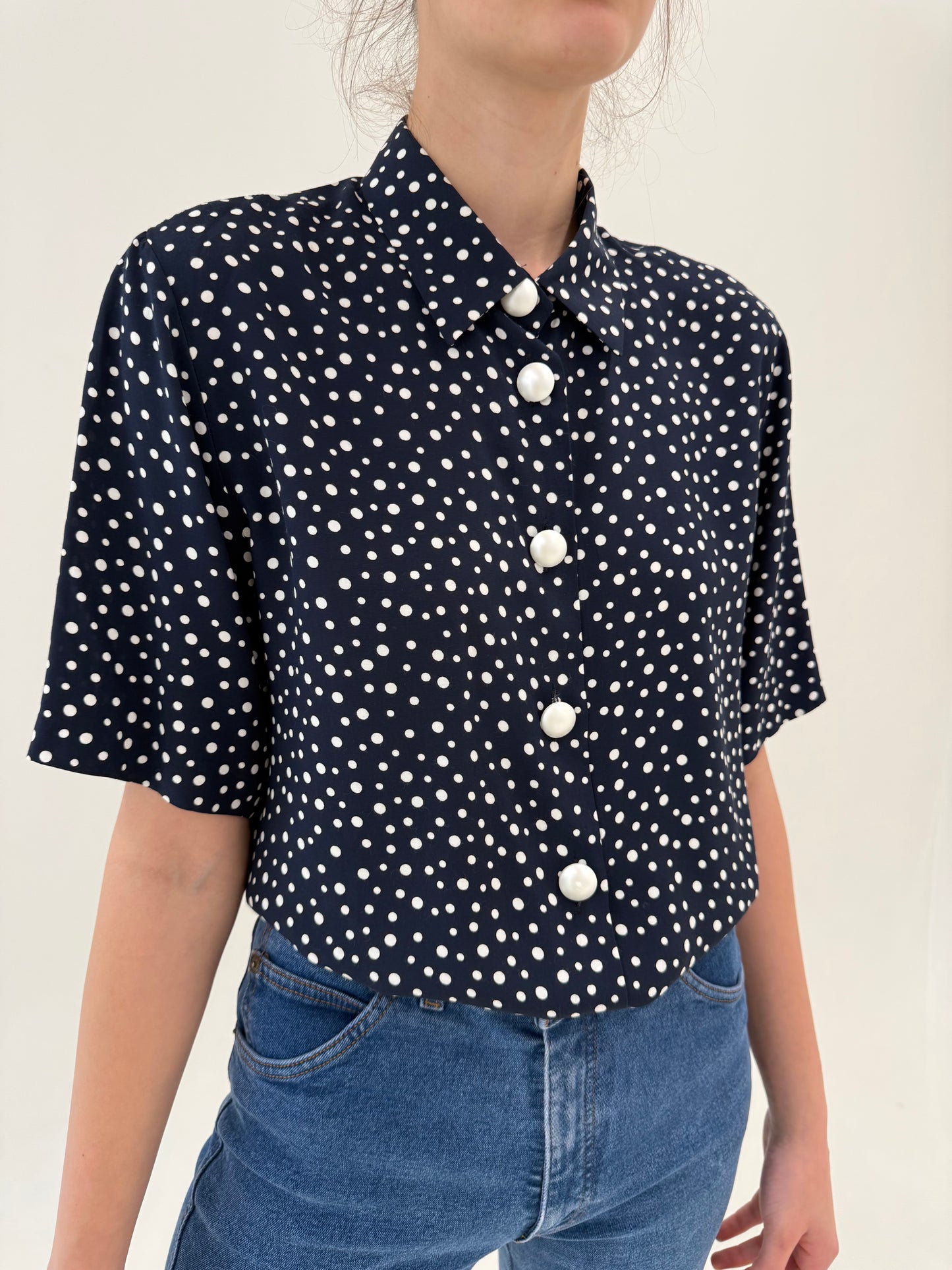 Cămașa vintage cu buline albe pe navy blue