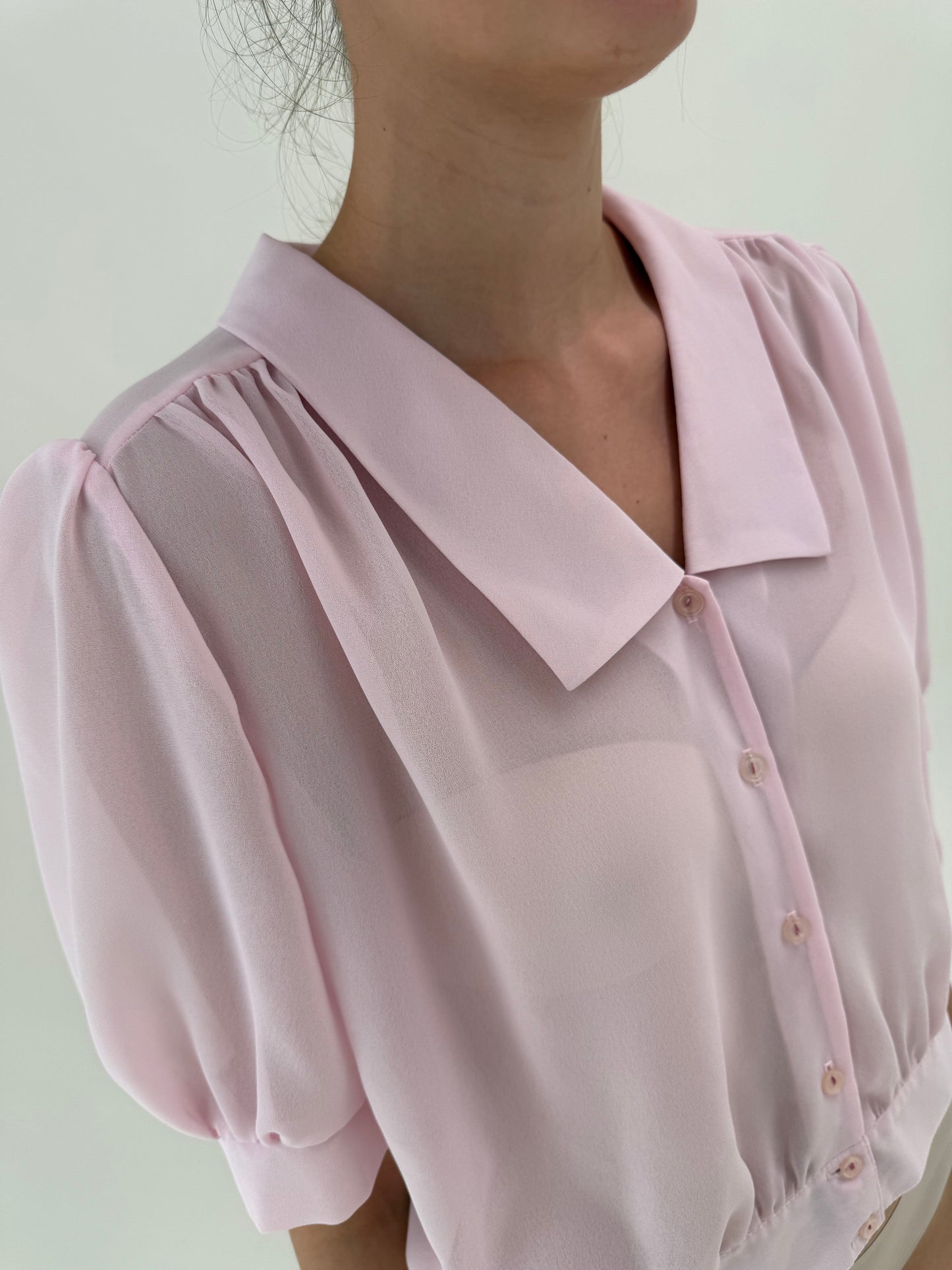 Cămașa powder Pink ușor satinata în croi drapat cu talie marcată