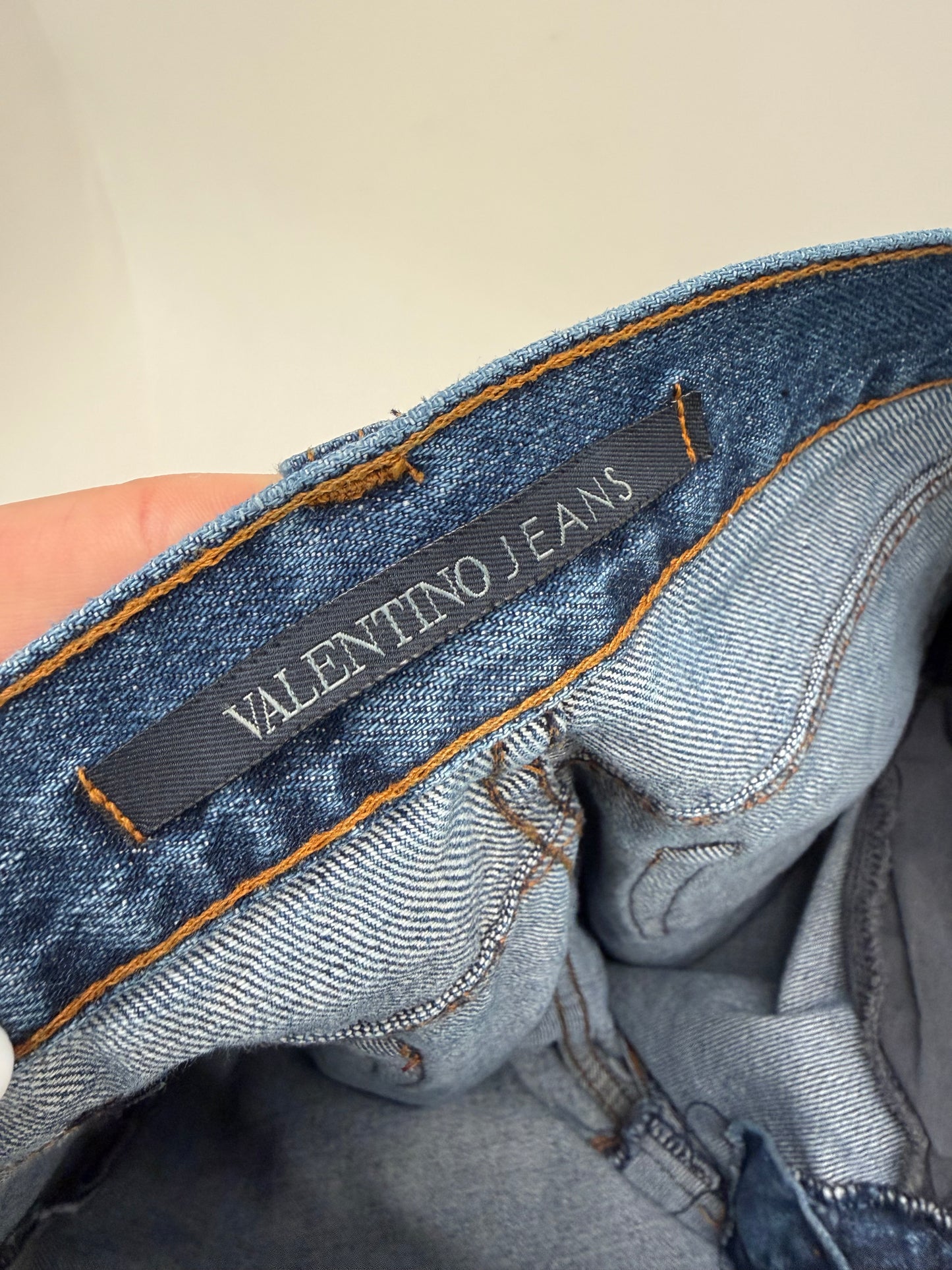 Jeans Valentino vintage classic wash în croi actual