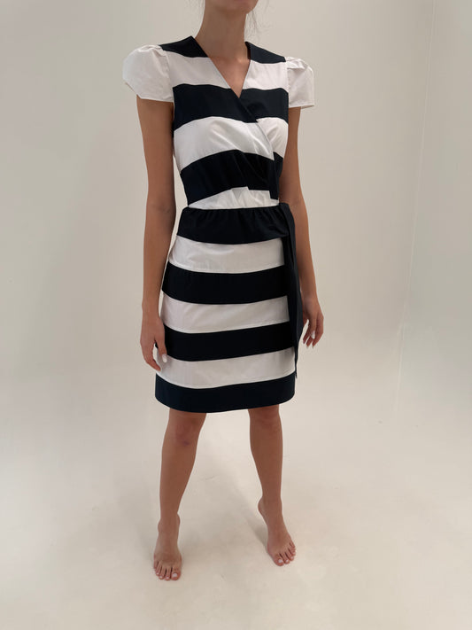 Rochie Moschino în croi atemporal din poplin de bumbac cu dungi alb negru