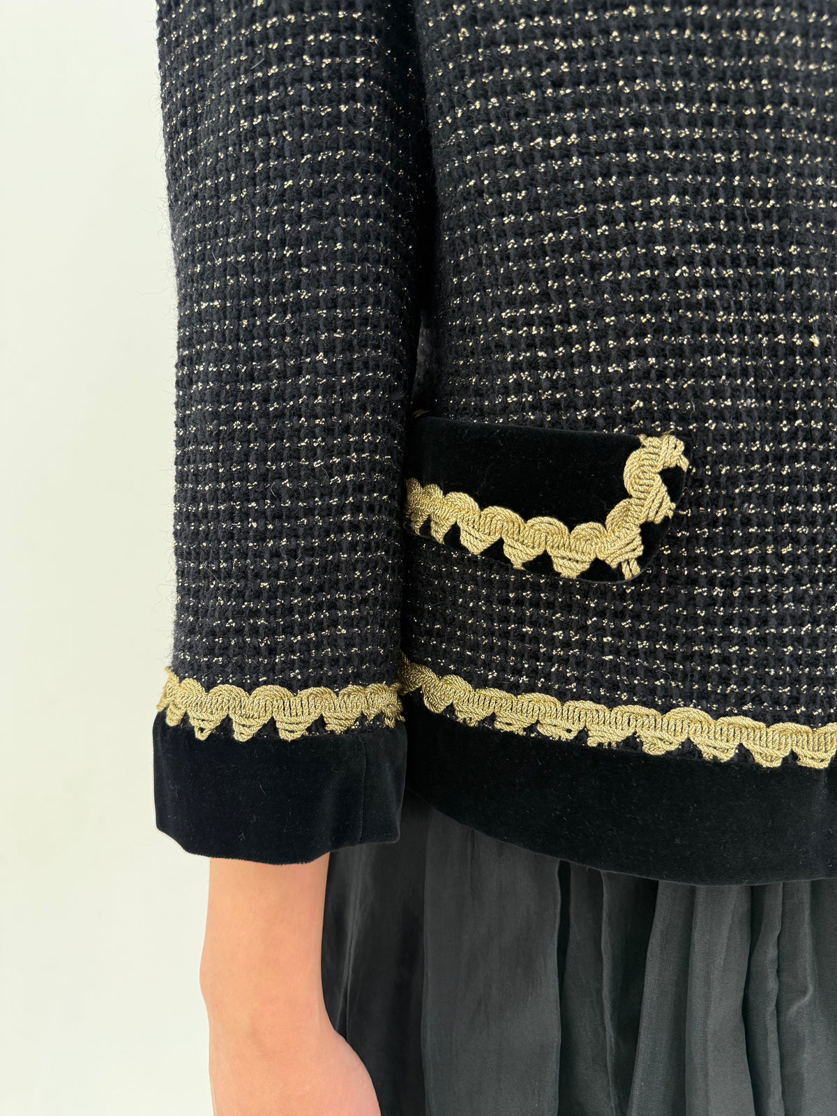 Sacou luxury în stil Chanel Laura Biagiotti din tweed cu nasturi bijuterie